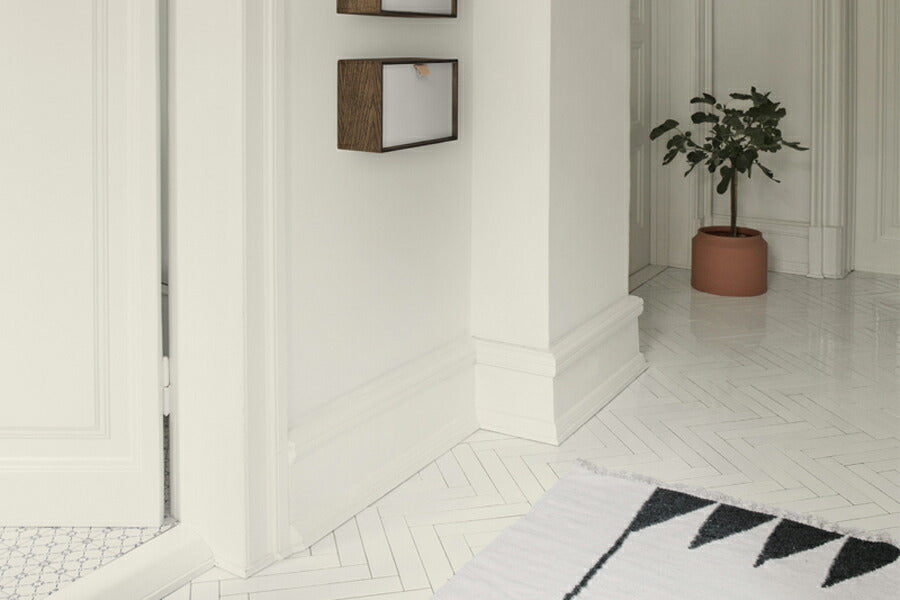 "fermLIVING"の製品は毎日の生活がきっと楽しくなる物ばかり。それは壁紙だったり、キッチン用品、バス用品、リビング雑貨、またオフィス用品など沢山のコレクションがあり、オーガニックコットンや木材、磁気、金属など多くの拘った材質で、シンプルな材質から職人によって長く使える物へと変えて行きます。デザインはデンマークの伝統に基づいた美しい物。ロゴの鳥はデンマークの伝統を守って生きたいという思いが込められています。