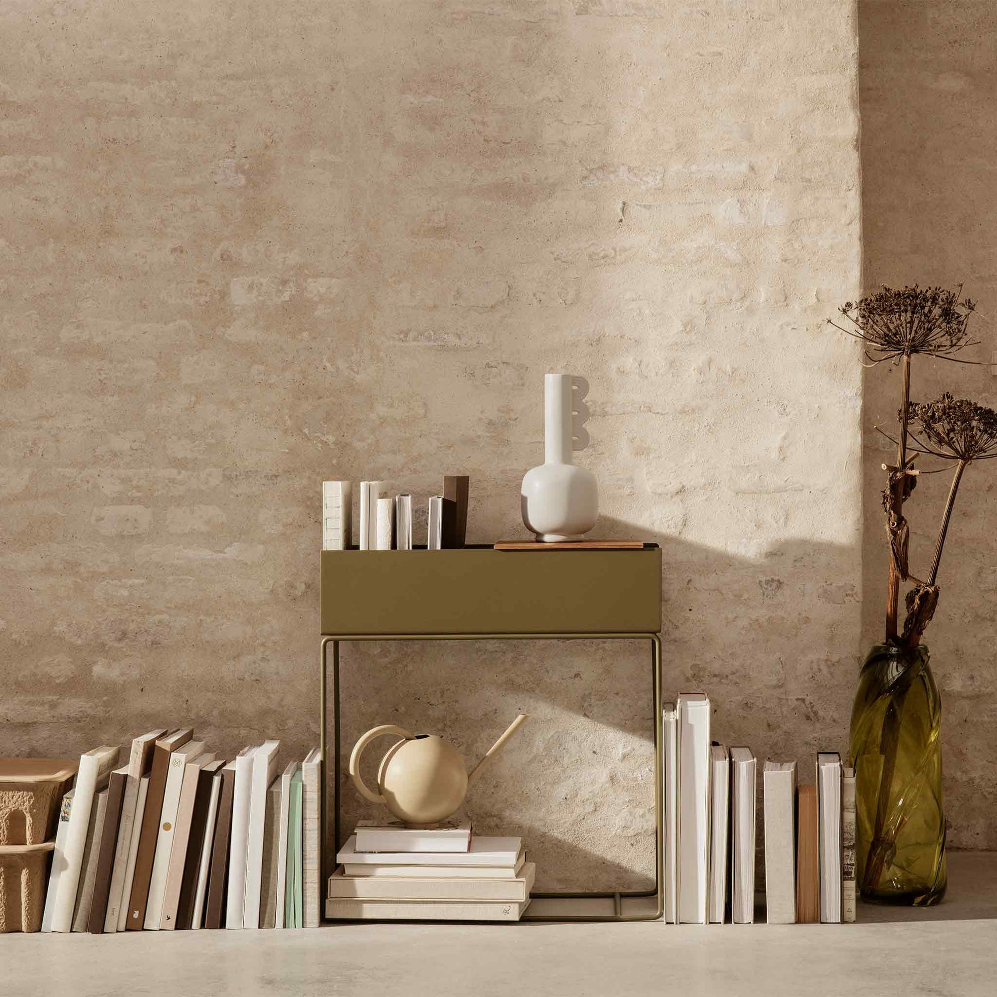 Ferm Living（ファームリビング）は、人生の対比を意識しながら、期待や夢の中で快適さと意味を追い求め、真の価値を感じられる空間を提供することを目指しています。デザインへの情熱と、環境や社会に配慮した責任ある選択を大切にし、誠実で心地よい製品や環境づくりに取り組んでいます。デンマーク・コペンハーゲンを拠点に、世界中の職人と協働し、スカンジナビアの思想と世界の技術・伝統を融合。柔らかなフォルムや豊かなテクスチャー、意外性のあるディテールを特徴とするコレクションは、洗練された美しさの中にも驚きと温かみをもたらします。素材選びから製造、配送まで持続可能性を意識し、より良い未来へ向けた選択を後押しします。家具、アクセサリー、照明を通じて、あなたらしく心地よい空間づくりをサポートします。