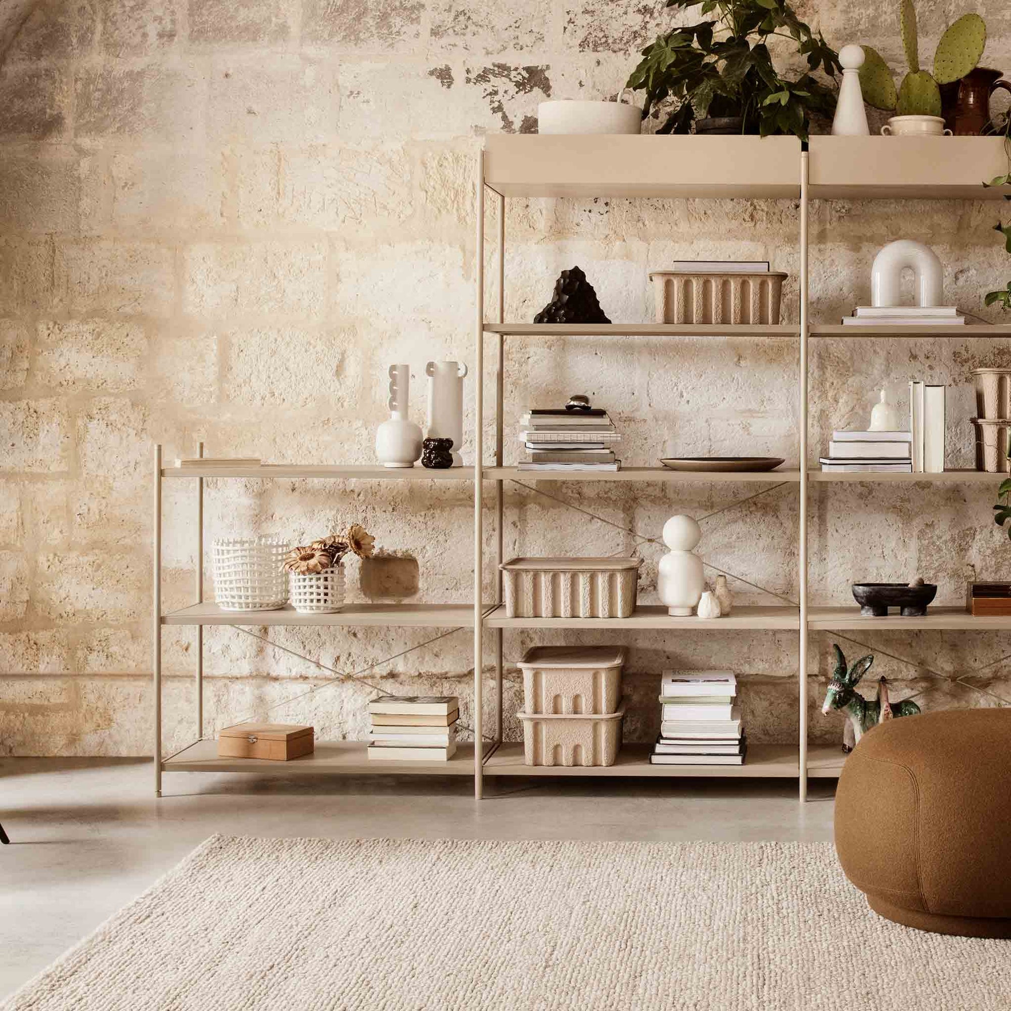 Ferm Living（ファームリビング）は、人生の対比を意識しながら、期待や夢の中で快適さと意味を追い求め、真の価値を感じられる空間を提供することを目指しています。デザインへの情熱と、環境や社会に配慮した責任ある選択を大切にし、誠実で心地よい製品や環境づくりに取り組んでいます。デンマーク・コペンハーゲンを拠点に、世界中の職人と協働し、スカンジナビアの思想と世界の技術・伝統を融合。柔らかなフォルムや豊かなテクスチャー、意外性のあるディテールを特徴とするコレクションは、洗練された美しさの中にも驚きと温かみをもたらします。素材選びから製造、配送まで持続可能性を意識し、より良い未来へ向けた選択を後押しします。家具、アクセサリー、照明を通じて、あなたらしく心地よい空間づくりをサポートします。