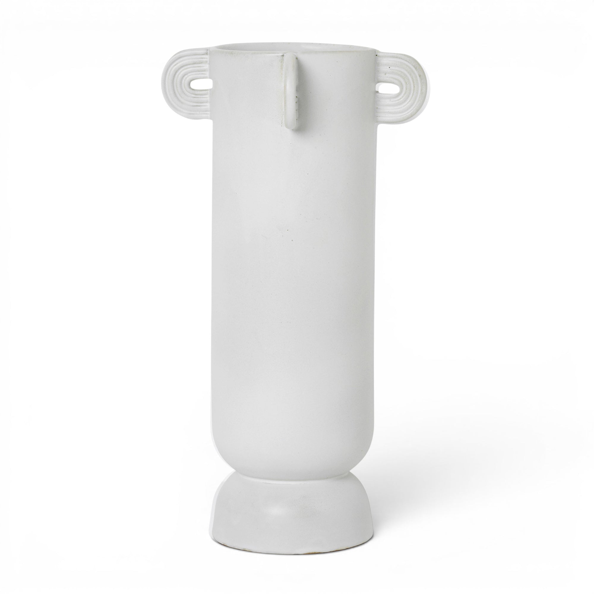 Ferm Living（ファームリビング）は、人生の対比を意識しながら、期待や夢の中で快適さと意味を追い求め、真の価値を感じられる空間を提供することを目指しています。デザインへの情熱と、環境や社会に配慮した責任ある選択を大切にし、誠実で心地よい製品や環境づくりに取り組んでいます。デンマーク・コペンハーゲンを拠点に、世界中の職人と協働し、スカンジナビアの思想と世界の技術・伝統を融合。柔らかなフォルムや豊かなテクスチャー、意外性のあるディテールを特徴とするコレクションは、洗練された美しさの中にも驚きと温かみをもたらします。素材選びから製造、配送まで持続可能性を意識し、より良い未来へ向けた選択を後押しします。家具、アクセサリー、照明を通じて、あなたらしく心地よい空間づくりをサポートします。