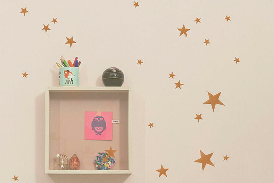 "fermLIVING"の製品は毎日の生活がきっと楽しくなる物ばかり。それは壁紙だったり、キッチン用品、バス用品、リビング雑貨、またオフィス用品など沢山のコレクションがあり、オーガニックコットンや木材、磁気、金属など多くの拘った材質で、シンプルな材質から職人によって長く使える物へと変えて行きます。デザインはデンマークの伝統に基づいた美しい物。ロゴの鳥はデンマークの伝統を守って生きたいという思いが込められています。