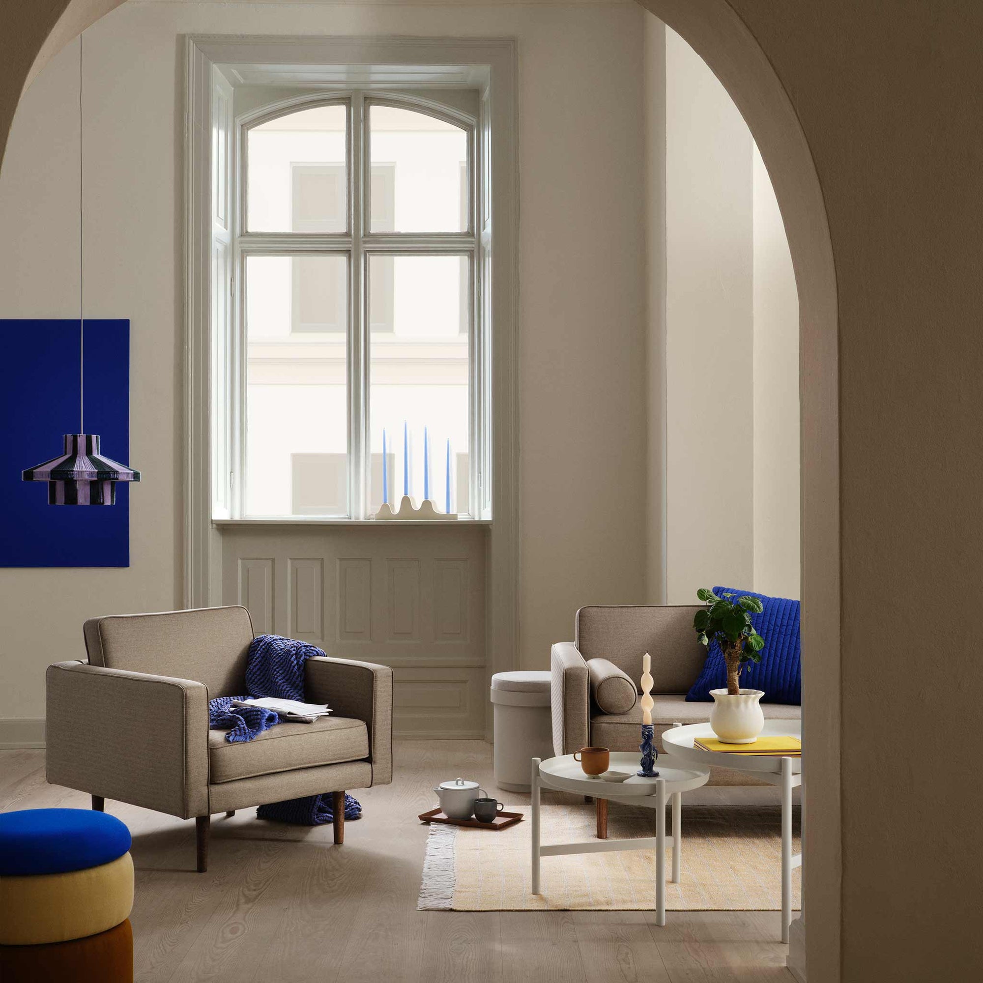 Broste Copenhagen（ブロステ・コペンハーゲン）は、1955年にデンマーク・コペンハーゲンで設立された、北欧デザインを代表するインテリアブランドのひとつです。創業以来、「暮らしに寄り添う上質なデザイン」をコンセプトに、自然から着想を得た柔らかな色彩や素材感を大切にしたコレクションを展開しています。トレンドに流されないタイムレスな美しさと実用性を兼ね備え、北欧ならではの穏やかで洗練された空間づくりをサポートします。クラフト感ある質感や素材選び、優れたディテールにより、住まいに心地よさと個性をもたらします。スカンジナビアの自然と都市生活を調和させるデザイン哲学のもと、Broste Copenhagenは現代的なライフスタイルに溶け込みながら、感性豊かな空間を演出します。北欧らしい温もりと美しさを取り入れたい方に、長く愛されるブランドです。