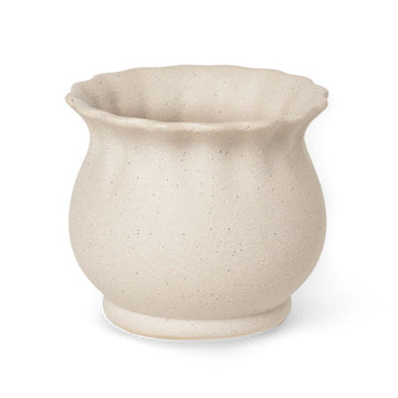 Broste Copenhagen（ブロステ・コペンハーゲン）は、1955年にデンマーク・コペンハーゲンで設立された、北欧デザインを代表するインテリアブランドのひとつです。創業以来、「暮らしに寄り添う上質なデザイン」をコンセプトに、自然から着想を得た柔らかな色彩や素材感を大切にしたコレクションを展開しています。トレンドに流されないタイムレスな美しさと実用性を兼ね備え、北欧ならではの穏やかで洗練された空間づくりをサポートします。クラフト感ある質感や素材選び、優れたディテールにより、住まいに心地よさと個性をもたらします。スカンジナビアの自然と都市生活を調和させるデザイン哲学のもと、Broste Copenhagenは現代的なライフスタイルに溶け込みながら、感性豊かな空間を演出します。北欧らしい温もりと美しさを取り入れたい方に、長く愛されるブランドです。