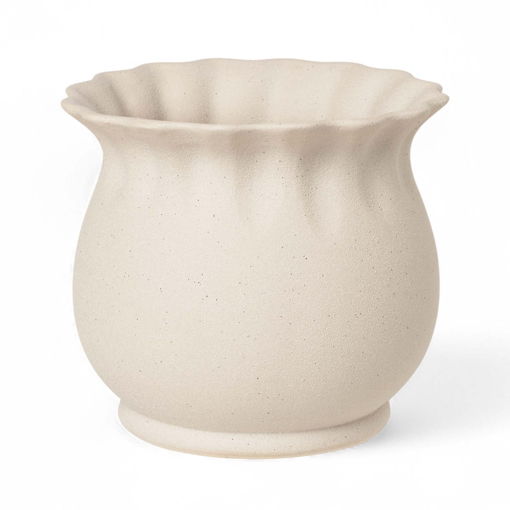 Broste Copenhagen（ブロステ・コペンハーゲン）は、1955年にデンマーク・コペンハーゲンで設立された、北欧デザインを代表するインテリアブランドのひとつです。創業以来、「暮らしに寄り添う上質なデザイン」をコンセプトに、自然から着想を得た柔らかな色彩や素材感を大切にしたコレクションを展開しています。トレンドに流されないタイムレスな美しさと実用性を兼ね備え、北欧ならではの穏やかで洗練された空間づくりをサポートします。クラフト感ある質感や素材選び、優れたディテールにより、住まいに心地よさと個性をもたらします。スカンジナビアの自然と都市生活を調和させるデザイン哲学のもと、Broste Copenhagenは現代的なライフスタイルに溶け込みながら、感性豊かな空間を演出します。北欧らしい温もりと美しさを取り入れたい方に、長く愛されるブランドです。