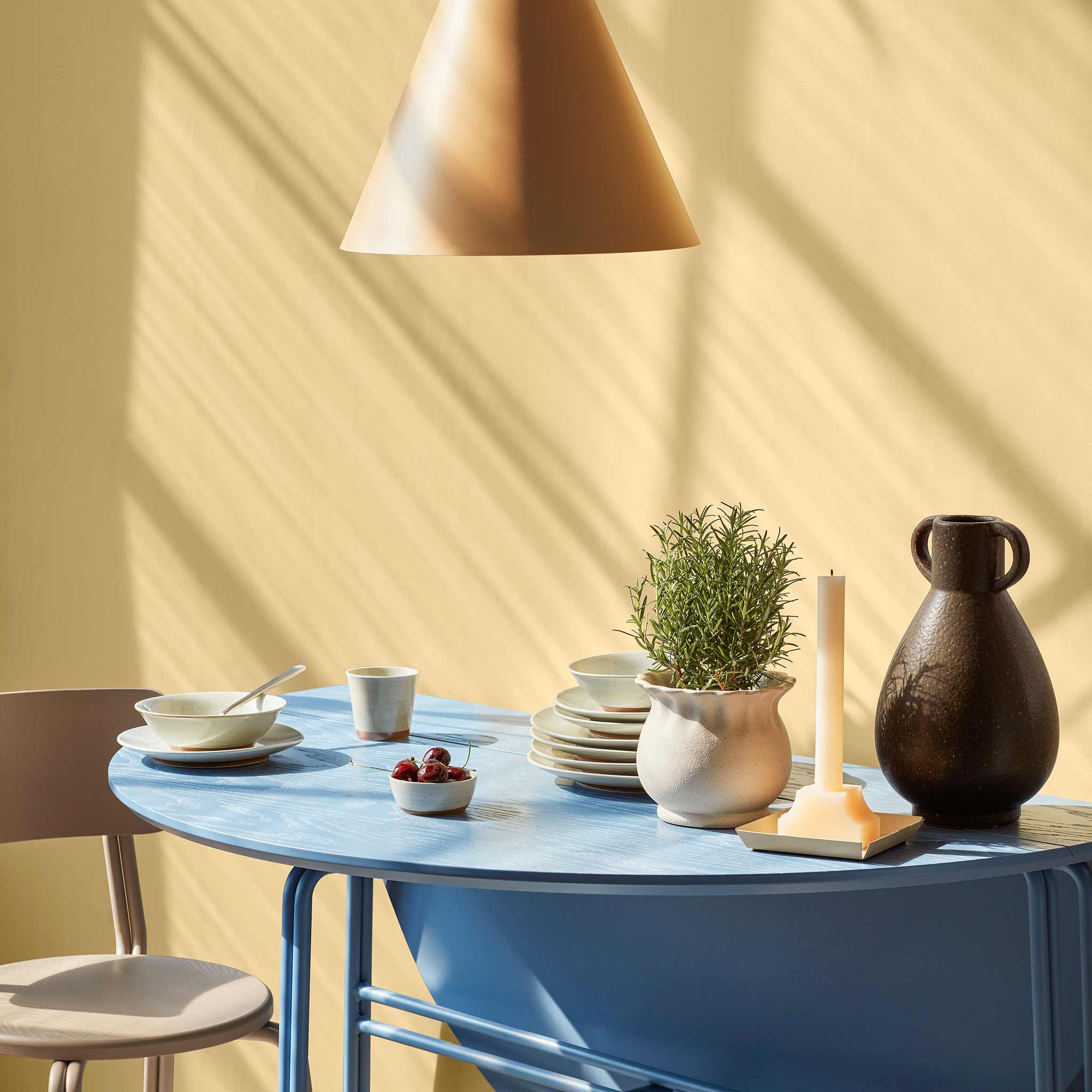Broste Copenhagen（ブロステ・コペンハーゲン）は、1955年にデンマーク・コペンハーゲンで設立された、北欧デザインを代表するインテリアブランドのひとつです。創業以来、「暮らしに寄り添う上質なデザイン」をコンセプトに、自然から着想を得た柔らかな色彩や素材感を大切にしたコレクションを展開しています。トレンドに流されないタイムレスな美しさと実用性を兼ね備え、北欧ならではの穏やかで洗練された空間づくりをサポートします。クラフト感ある質感や素材選び、優れたディテールにより、住まいに心地よさと個性をもたらします。スカンジナビアの自然と都市生活を調和させるデザイン哲学のもと、Broste Copenhagenは現代的なライフスタイルに溶け込みながら、感性豊かな空間を演出します。北欧らしい温もりと美しさを取り入れたい方に、長く愛されるブランドです。