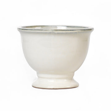 Broste Copenhagen（ブロステ・コペンハーゲン）は、1955年にデンマーク・コペンハーゲンで設立された、北欧デザインを代表するインテリアブランドのひとつです。創業以来、「暮らしに寄り添う上質なデザイン」をコンセプトに、自然から着想を得た柔らかな色彩や素材感を大切にしたコレクションを展開しています。トレンドに流されないタイムレスな美しさと実用性を兼ね備え、北欧ならではの穏やかで洗練された空間づくりをサポートします。クラフト感ある質感や素材選び、優れたディテールにより、住まいに心地よさと個性をもたらします。スカンジナビアの自然と都市生活を調和させるデザイン哲学のもと、Broste Copenhagenは現代的なライフスタイルに溶け込みながら、感性豊かな空間を演出します。北欧らしい温もりと美しさを取り入れたい方に、長く愛されるブランドです。