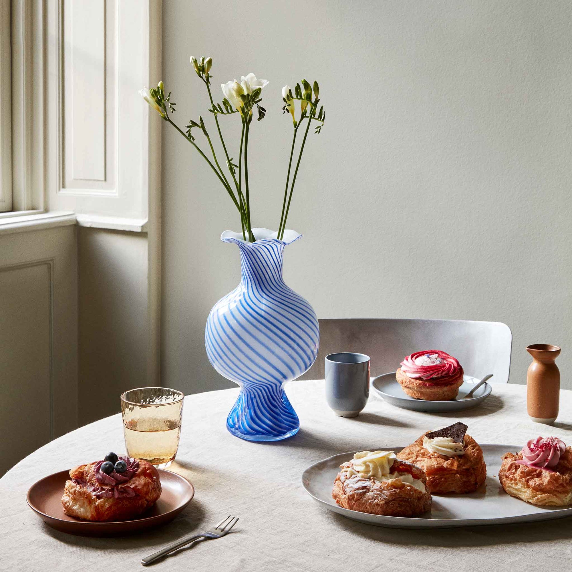 Broste Copenhagen（ブロステ・コペンハーゲン）は、1955年にデンマーク・コペンハーゲンで設立された、北欧デザインを代表するインテリアブランドのひとつです。創業以来、「暮らしに寄り添う上質なデザイン」をコンセプトに、自然から着想を得た柔らかな色彩や素材感を大切にしたコレクションを展開しています。トレンドに流されないタイムレスな美しさと実用性を兼ね備え、北欧ならではの穏やかで洗練された空間づくりをサポートします。クラフト感ある質感や素材選び、優れたディテールにより、住まいに心地よさと個性をもたらします。スカンジナビアの自然と都市生活を調和させるデザイン哲学のもと、Broste Copenhagenは現代的なライフスタイルに溶け込みながら、感性豊かな空間を演出します。北欧らしい温もりと美しさを取り入れたい方に、長く愛されるブランドです。