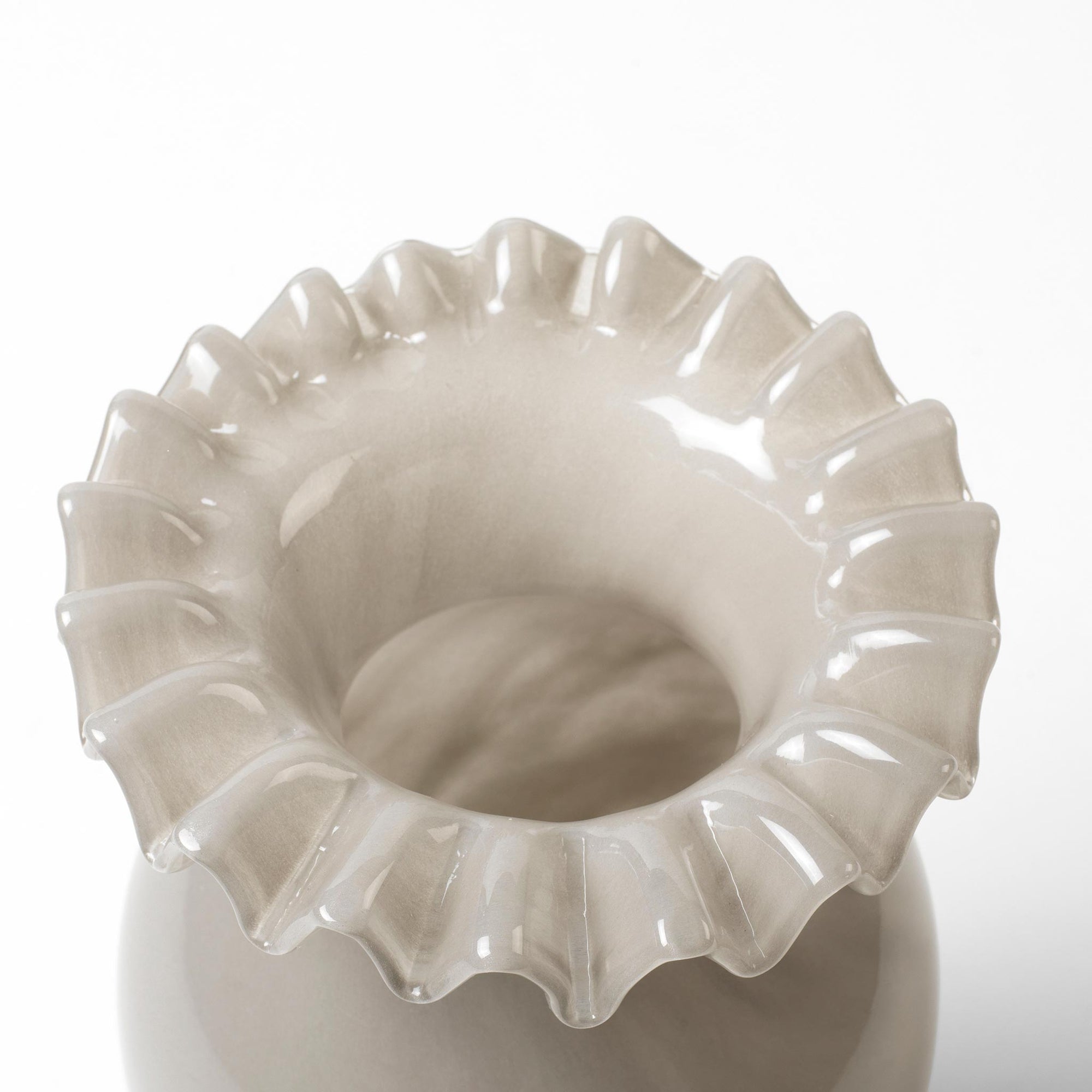 Broste Copenhagen（ブロステ・コペンハーゲン）は、1955年にデンマーク・コペンハーゲンで設立された、北欧デザインを代表するインテリアブランドのひとつです。創業以来、「暮らしに寄り添う上質なデザイン」をコンセプトに、自然から着想を得た柔らかな色彩や素材感を大切にしたコレクションを展開しています。トレンドに流されないタイムレスな美しさと実用性を兼ね備え、北欧ならではの穏やかで洗練された空間づくりをサポートします。クラフト感ある質感や素材選び、優れたディテールにより、住まいに心地よさと個性をもたらします。スカンジナビアの自然と都市生活を調和させるデザイン哲学のもと、Broste Copenhagenは現代的なライフスタイルに溶け込みながら、感性豊かな空間を演出します。北欧らしい温もりと美しさを取り入れたい方に、長く愛されるブランドです。