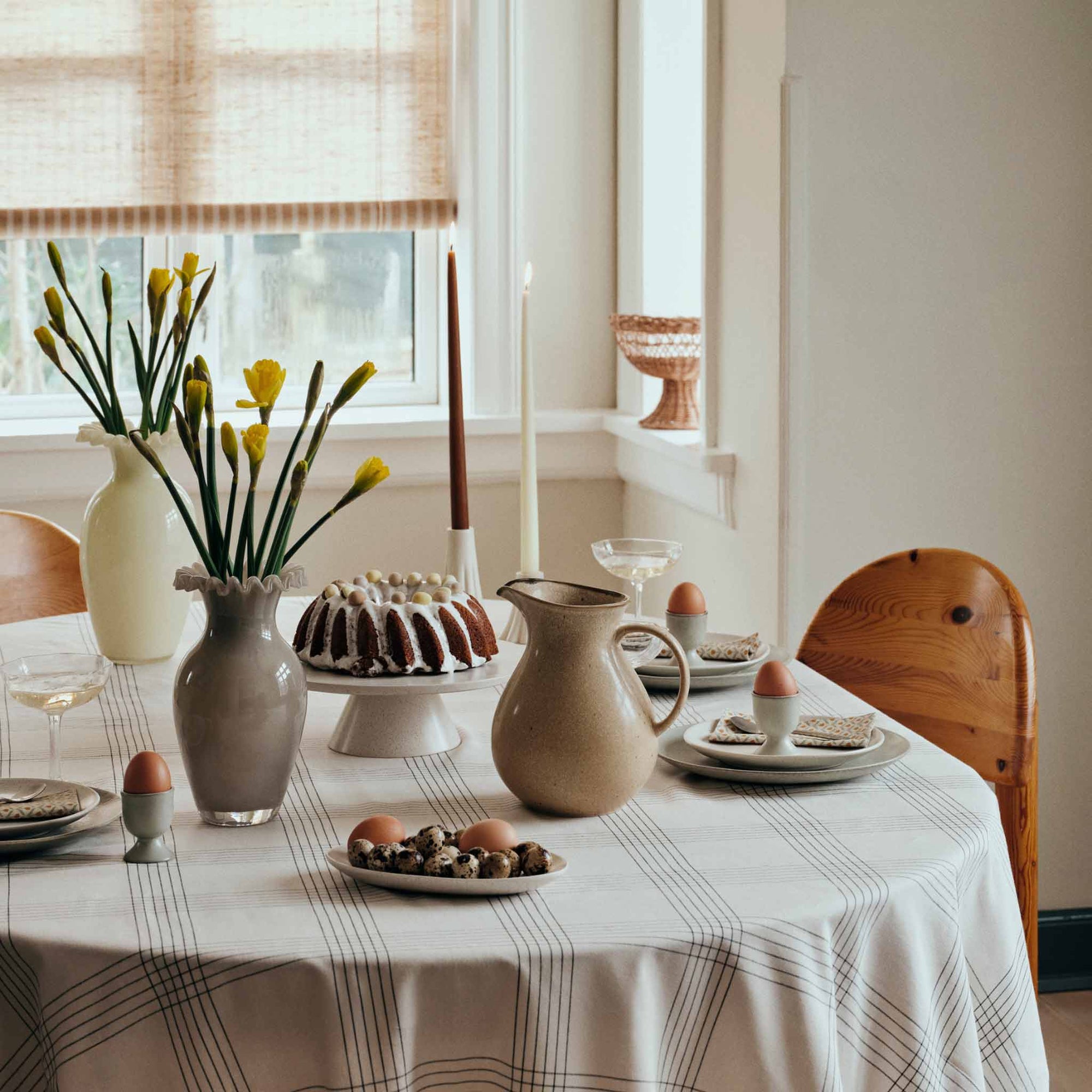 Broste Copenhagen（ブロステ・コペンハーゲン）は、1955年にデンマーク・コペンハーゲンで設立された、北欧デザインを代表するインテリアブランドのひとつです。創業以来、「暮らしに寄り添う上質なデザイン」をコンセプトに、自然から着想を得た柔らかな色彩や素材感を大切にしたコレクションを展開しています。トレンドに流されないタイムレスな美しさと実用性を兼ね備え、北欧ならではの穏やかで洗練された空間づくりをサポートします。クラフト感ある質感や素材選び、優れたディテールにより、住まいに心地よさと個性をもたらします。スカンジナビアの自然と都市生活を調和させるデザイン哲学のもと、Broste Copenhagenは現代的なライフスタイルに溶け込みながら、感性豊かな空間を演出します。北欧らしい温もりと美しさを取り入れたい方に、長く愛されるブランドです。