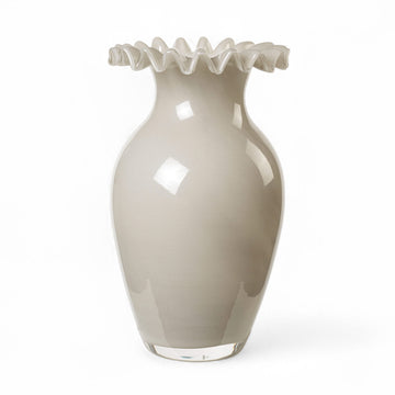 Broste Copenhagen（ブロステ・コペンハーゲン）は、1955年にデンマーク・コペンハーゲンで設立された、北欧デザインを代表するインテリアブランドのひとつです。創業以来、「暮らしに寄り添う上質なデザイン」をコンセプトに、自然から着想を得た柔らかな色彩や素材感を大切にしたコレクションを展開しています。トレンドに流されないタイムレスな美しさと実用性を兼ね備え、北欧ならではの穏やかで洗練された空間づくりをサポートします。クラフト感ある質感や素材選び、優れたディテールにより、住まいに心地よさと個性をもたらします。スカンジナビアの自然と都市生活を調和させるデザイン哲学のもと、Broste Copenhagenは現代的なライフスタイルに溶け込みながら、感性豊かな空間を演出します。北欧らしい温もりと美しさを取り入れたい方に、長く愛されるブランドです。