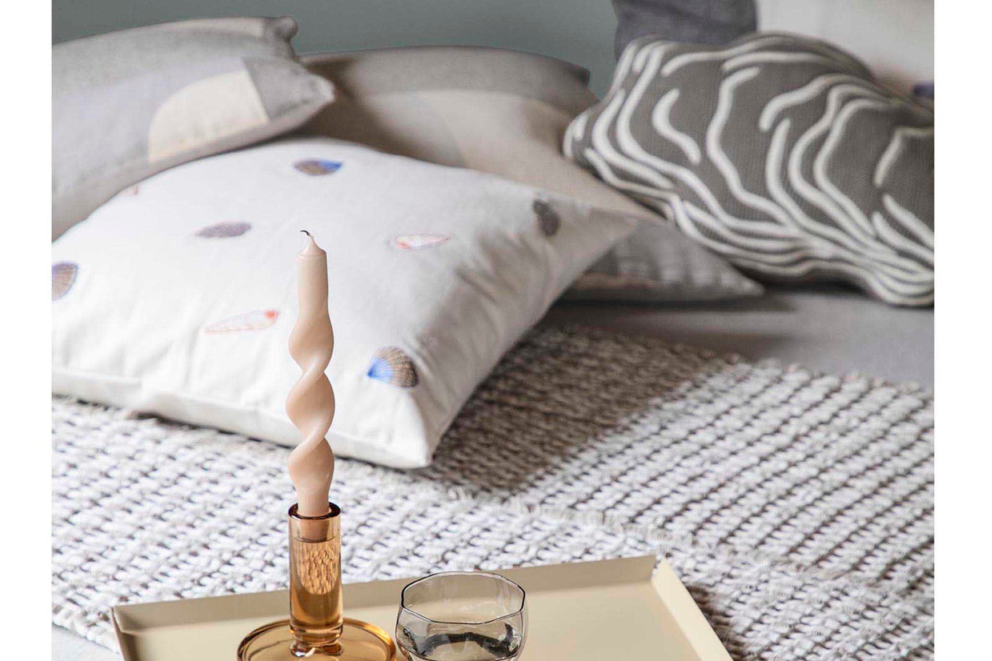 Broste Copenhagen（ブロステ・コペンハーゲン）は、1955年にデンマーク・コペンハーゲンで設立された、北欧デザインを代表するインテリアブランドのひとつです。創業以来、「暮らしに寄り添う上質なデザイン」をコンセプトに、自然から着想を得た柔らかな色彩や素材感を大切にしたコレクションを展開しています。トレンドに流されないタイムレスな美しさと実用性を兼ね備え、北欧ならではの穏やかで洗練された空間づくりをサポートします。クラフト感ある質感や素材選び、優れたディテールにより、住まいに心地よさと個性をもたらします。スカンジナビアの自然と都市生活を調和させるデザイン哲学のもと、Broste Copenhagenは現代的なライフスタイルに溶け込みながら、感性豊かな空間を演出します。北欧らしい温もりと美しさを取り入れたい方に、長く愛されるブランドです。