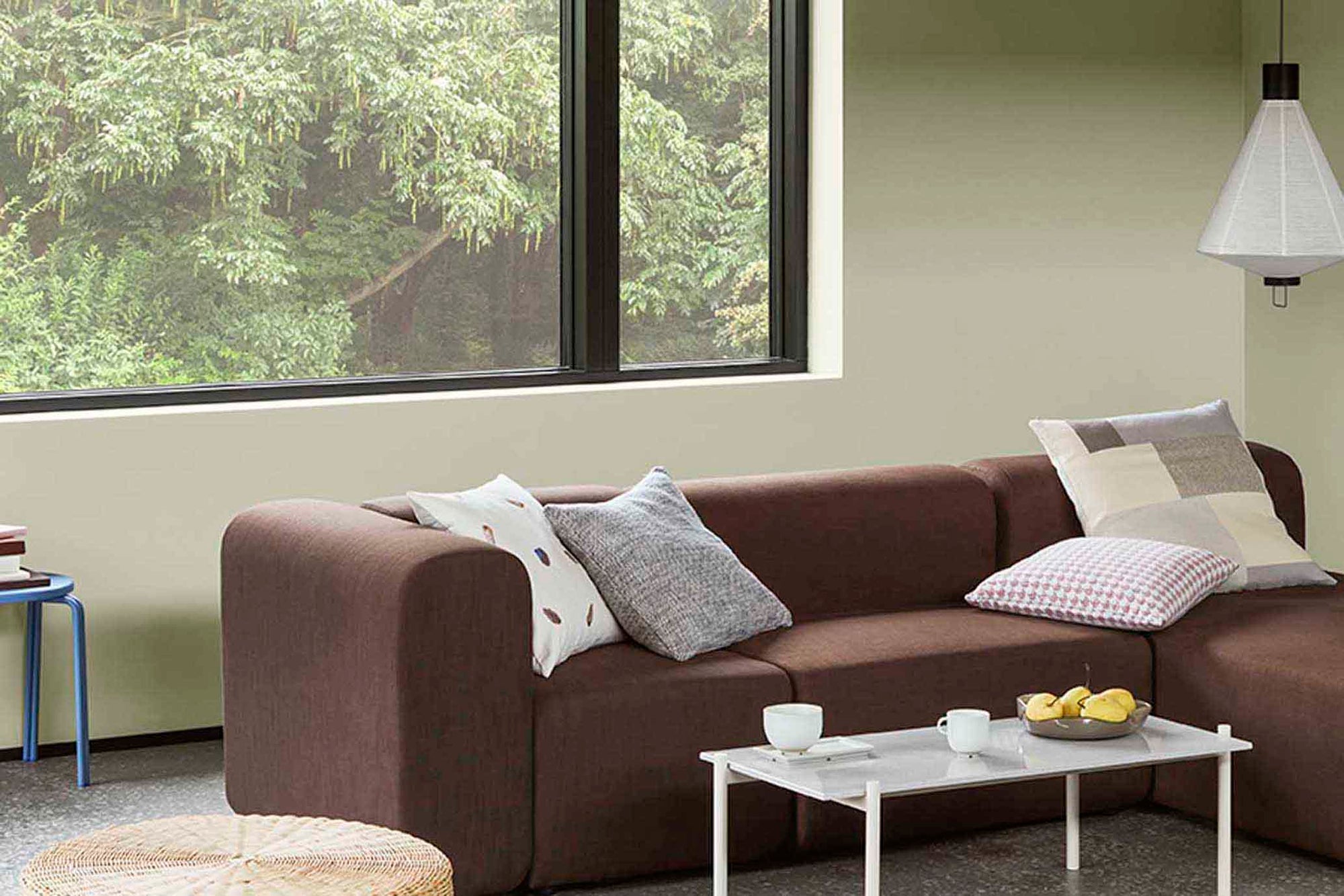 Broste Copenhagen（ブロステ・コペンハーゲン）は、1955年にデンマーク・コペンハーゲンで設立された、北欧デザインを代表するインテリアブランドのひとつです。創業以来、「暮らしに寄り添う上質なデザイン」をコンセプトに、自然から着想を得た柔らかな色彩や素材感を大切にしたコレクションを展開しています。トレンドに流されないタイムレスな美しさと実用性を兼ね備え、北欧ならではの穏やかで洗練された空間づくりをサポートします。クラフト感ある質感や素材選び、優れたディテールにより、住まいに心地よさと個性をもたらします。スカンジナビアの自然と都市生活を調和させるデザイン哲学のもと、Broste Copenhagenは現代的なライフスタイルに溶け込みながら、感性豊かな空間を演出します。北欧らしい温もりと美しさを取り入れたい方に、長く愛されるブランドです。