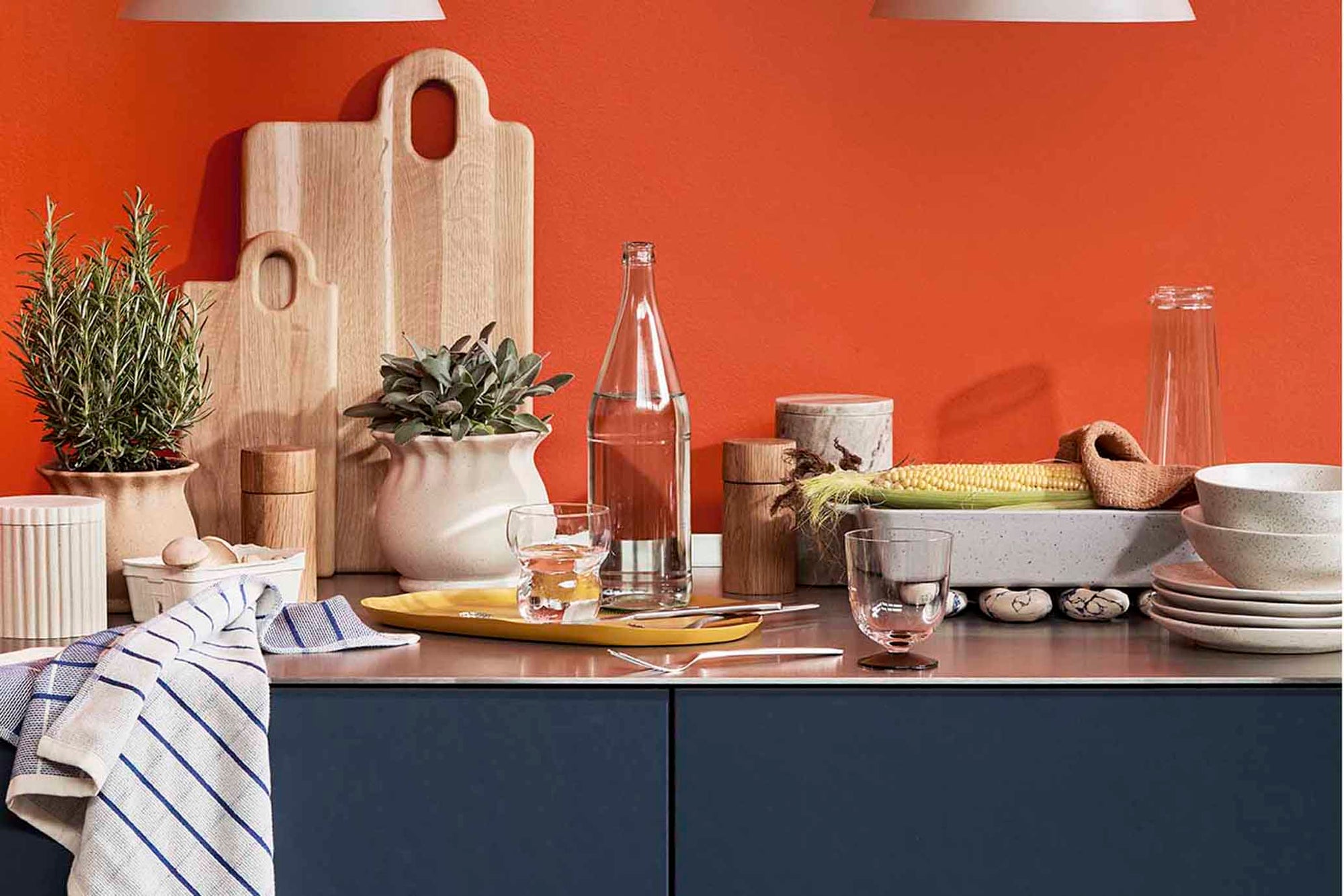 Broste Copenhagen（ブロステ・コペンハーゲン）は、1955年にデンマーク・コペンハーゲンで設立された、北欧デザインを代表するインテリアブランドのひとつです。創業以来、「暮らしに寄り添う上質なデザイン」をコンセプトに、自然から着想を得た柔らかな色彩や素材感を大切にしたコレクションを展開しています。トレンドに流されないタイムレスな美しさと実用性を兼ね備え、北欧ならではの穏やかで洗練された空間づくりをサポートします。クラフト感ある質感や素材選び、優れたディテールにより、住まいに心地よさと個性をもたらします。スカンジナビアの自然と都市生活を調和させるデザイン哲学のもと、Broste Copenhagenは現代的なライフスタイルに溶け込みながら、感性豊かな空間を演出します。北欧らしい温もりと美しさを取り入れたい方に、長く愛されるブランドです。
