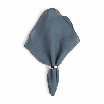 Broste Copenhagen（ブロステ・コペンハーゲン）は、1955年にデンマーク・コペンハーゲンで設立された、北欧デザインを代表するインテリアブランドのひとつです。創業以来、「暮らしに寄り添う上質なデザイン」をコンセプトに、自然から着想を得た柔らかな色彩や素材感を大切にしたコレクションを展開しています。トレンドに流されないタイムレスな美しさと実用性を兼ね備え、北欧ならではの穏やかで洗練された空間づくりをサポートします。クラフト感ある質感や素材選び、優れたディテールにより、住まいに心地よさと個性をもたらします。スカンジナビアの自然と都市生活を調和させるデザイン哲学のもと、Broste Copenhagenは現代的なライフスタイルに溶け込みながら、感性豊かな空間を演出します。北欧らしい温もりと美しさを取り入れたい方に、長く愛されるブランドです。