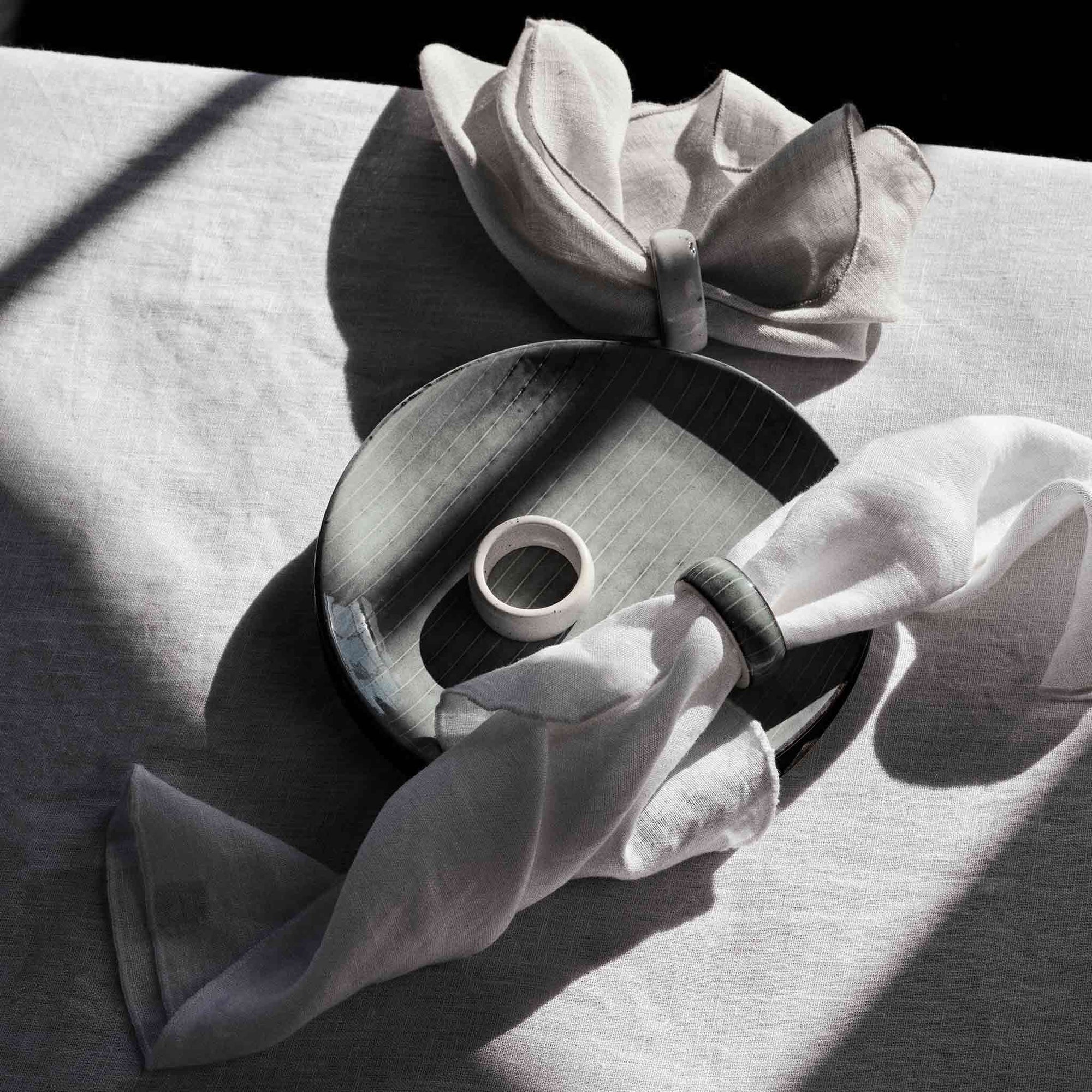 Broste Copenhagen（ブロステ・コペンハーゲン）は、1955年にデンマーク・コペンハーゲンで設立された、北欧デザインを代表するインテリアブランドのひとつです。創業以来、「暮らしに寄り添う上質なデザイン」をコンセプトに、自然から着想を得た柔らかな色彩や素材感を大切にしたコレクションを展開しています。トレンドに流されないタイムレスな美しさと実用性を兼ね備え、北欧ならではの穏やかで洗練された空間づくりをサポートします。クラフト感ある質感や素材選び、優れたディテールにより、住まいに心地よさと個性をもたらします。スカンジナビアの自然と都市生活を調和させるデザイン哲学のもと、Broste Copenhagenは現代的なライフスタイルに溶け込みながら、感性豊かな空間を演出します。北欧らしい温もりと美しさを取り入れたい方に、長く愛されるブランドです。