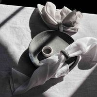 Broste Copenhagen（ブロステ・コペンハーゲン）は、1955年にデンマーク・コペンハーゲンで設立された、北欧デザインを代表するインテリアブランドのひとつです。創業以来、「暮らしに寄り添う上質なデザイン」をコンセプトに、自然から着想を得た柔らかな色彩や素材感を大切にしたコレクションを展開しています。トレンドに流されないタイムレスな美しさと実用性を兼ね備え、北欧ならではの穏やかで洗練された空間づくりをサポートします。クラフト感ある質感や素材選び、優れたディテールにより、住まいに心地よさと個性をもたらします。スカンジナビアの自然と都市生活を調和させるデザイン哲学のもと、Broste Copenhagenは現代的なライフスタイルに溶け込みながら、感性豊かな空間を演出します。北欧らしい温もりと美しさを取り入れたい方に、長く愛されるブランドです。