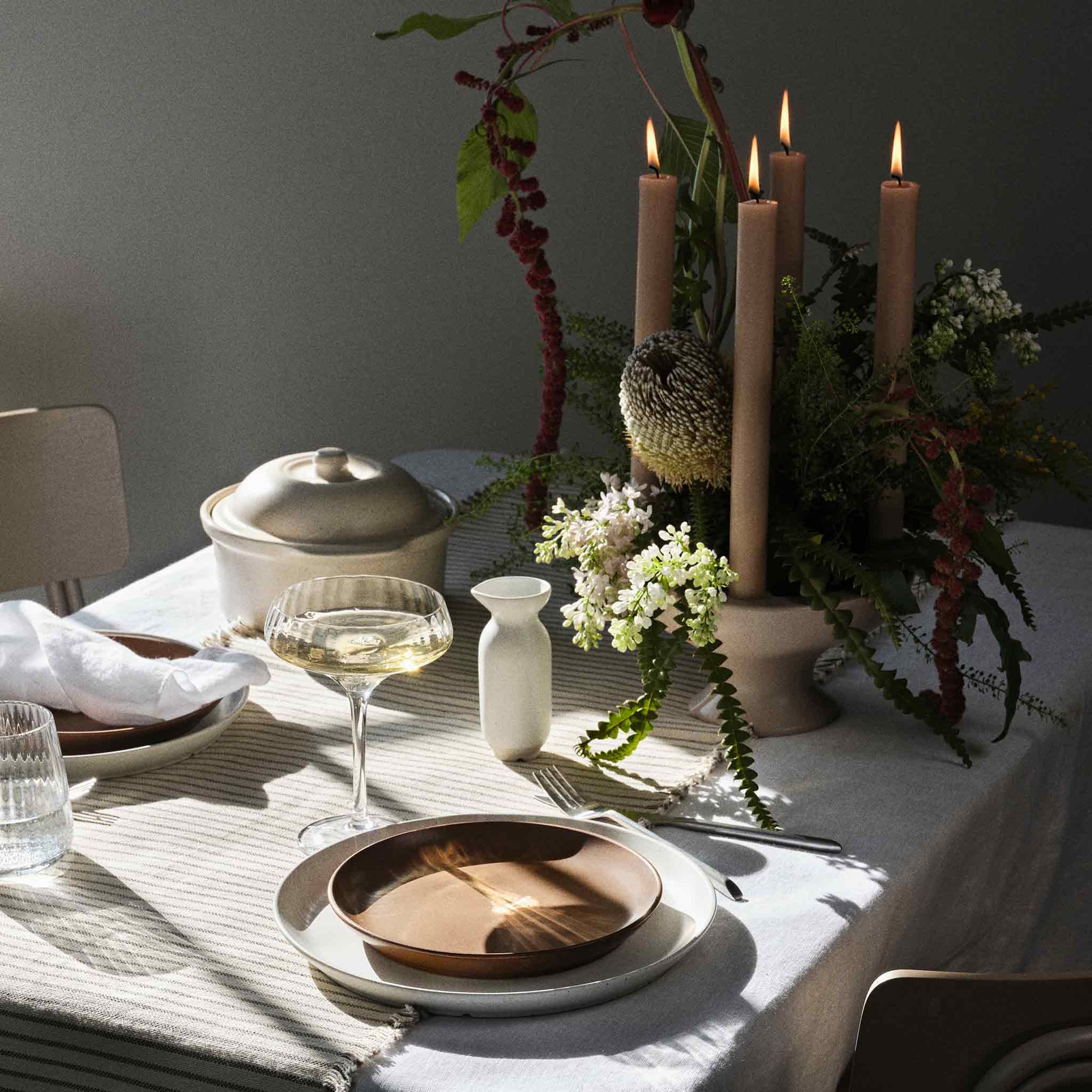 Broste Copenhagen（ブロステ・コペンハーゲン）は、1955年にデンマーク・コペンハーゲンで設立された、北欧デザインを代表するインテリアブランドのひとつです。創業以来、「暮らしに寄り添う上質なデザイン」をコンセプトに、自然から着想を得た柔らかな色彩や素材感を大切にしたコレクションを展開しています。トレンドに流されないタイムレスな美しさと実用性を兼ね備え、北欧ならではの穏やかで洗練された空間づくりをサポートします。クラフト感ある質感や素材選び、優れたディテールにより、住まいに心地よさと個性をもたらします。スカンジナビアの自然と都市生活を調和させるデザイン哲学のもと、Broste Copenhagenは現代的なライフスタイルに溶け込みながら、感性豊かな空間を演出します。北欧らしい温もりと美しさを取り入れたい方に、長く愛されるブランドです。