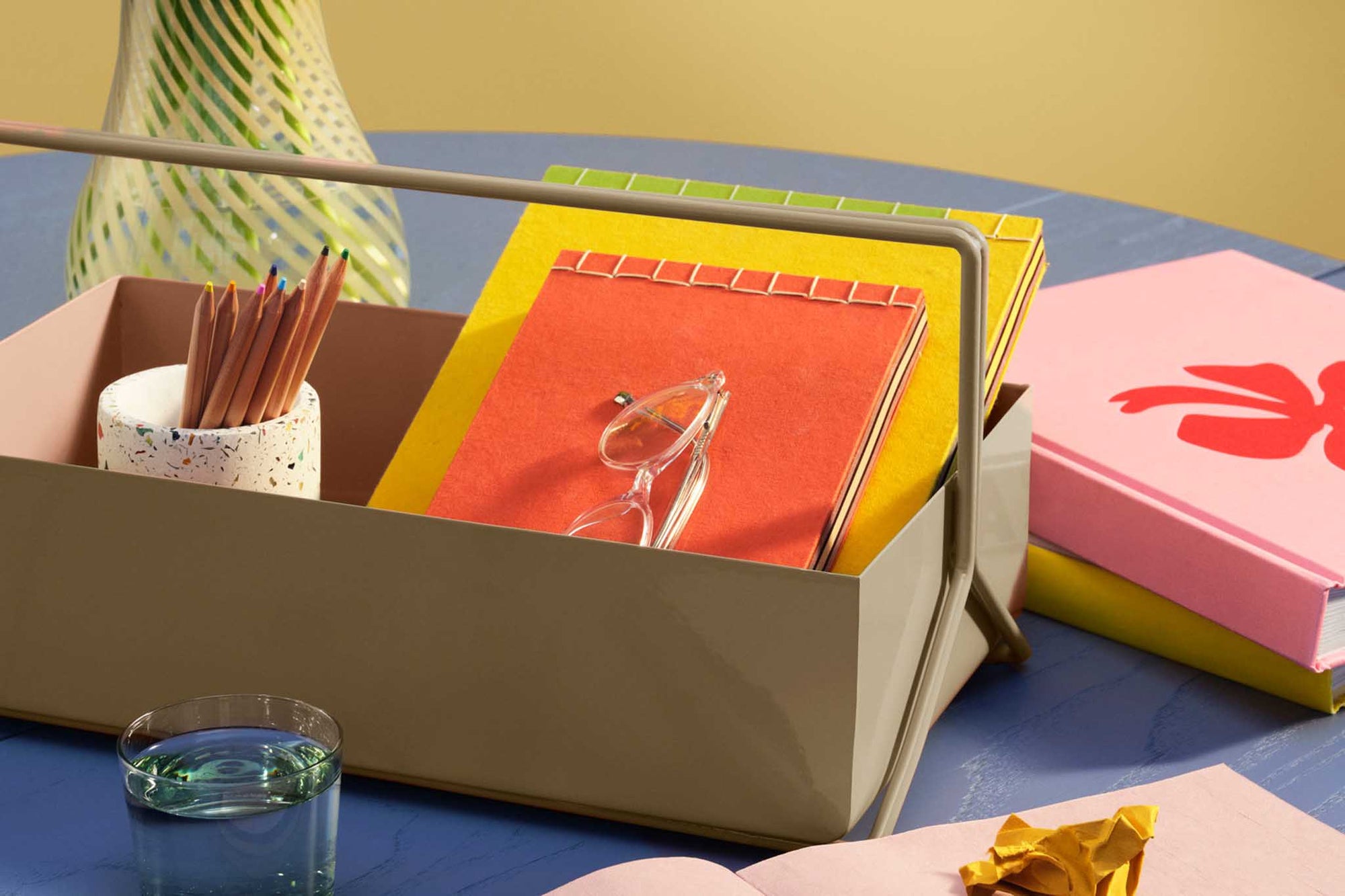 Broste Copenhagen（ブロステ・コペンハーゲン）は、1955年にデンマーク・コペンハーゲンで設立された、北欧デザインを代表するインテリアブランドのひとつです。創業以来、「暮らしに寄り添う上質なデザイン」をコンセプトに、自然から着想を得た柔らかな色彩や素材感を大切にしたコレクションを展開しています。トレンドに流されないタイムレスな美しさと実用性を兼ね備え、北欧ならではの穏やかで洗練された空間づくりをサポートします。クラフト感ある質感や素材選び、優れたディテールにより、住まいに心地よさと個性をもたらします。スカンジナビアの自然と都市生活を調和させるデザイン哲学のもと、Broste Copenhagenは現代的なライフスタイルに溶け込みながら、感性豊かな空間を演出します。北欧らしい温もりと美しさを取り入れたい方に、長く愛されるブランドです。