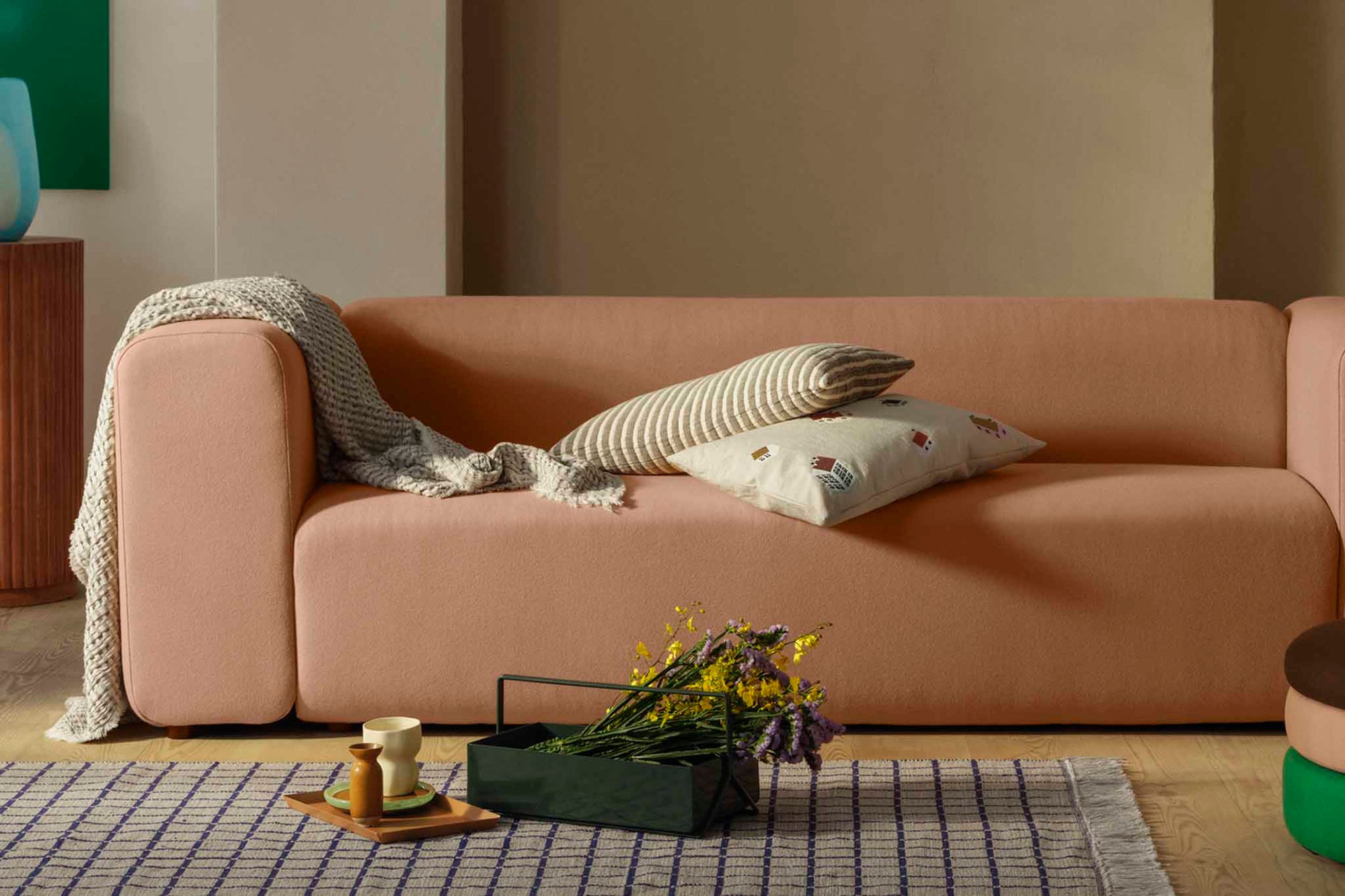Broste Copenhagen（ブロステ・コペンハーゲン）は、1955年にデンマーク・コペンハーゲンで設立された、北欧デザインを代表するインテリアブランドのひとつです。創業以来、「暮らしに寄り添う上質なデザイン」をコンセプトに、自然から着想を得た柔らかな色彩や素材感を大切にしたコレクションを展開しています。トレンドに流されないタイムレスな美しさと実用性を兼ね備え、北欧ならではの穏やかで洗練された空間づくりをサポートします。クラフト感ある質感や素材選び、優れたディテールにより、住まいに心地よさと個性をもたらします。スカンジナビアの自然と都市生活を調和させるデザイン哲学のもと、Broste Copenhagenは現代的なライフスタイルに溶け込みながら、感性豊かな空間を演出します。北欧らしい温もりと美しさを取り入れたい方に、長く愛されるブランドです。