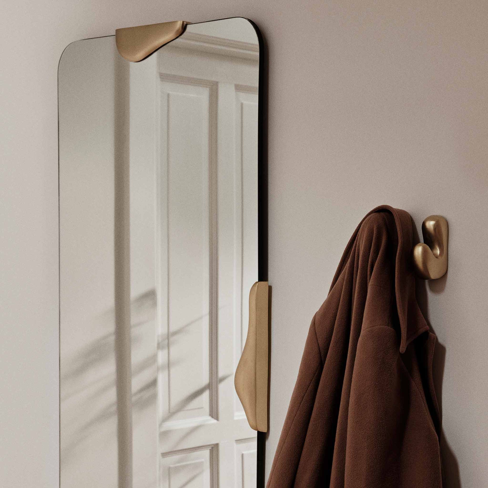 Broste Copenhagen（ブロステ・コペンハーゲン）は、1955年にデンマーク・コペンハーゲンで設立された、北欧デザインを代表するインテリアブランドのひとつです。創業以来、「暮らしに寄り添う上質なデザイン」をコンセプトに、自然から着想を得た柔らかな色彩や素材感を大切にしたコレクションを展開しています。トレンドに流されないタイムレスな美しさと実用性を兼ね備え、北欧ならではの穏やかで洗練された空間づくりをサポートします。クラフト感ある質感や素材選び、優れたディテールにより、住まいに心地よさと個性をもたらします。スカンジナビアの自然と都市生活を調和させるデザイン哲学のもと、Broste Copenhagenは現代的なライフスタイルに溶け込みながら、感性豊かな空間を演出します。北欧らしい温もりと美しさを取り入れたい方に、長く愛されるブランドです。