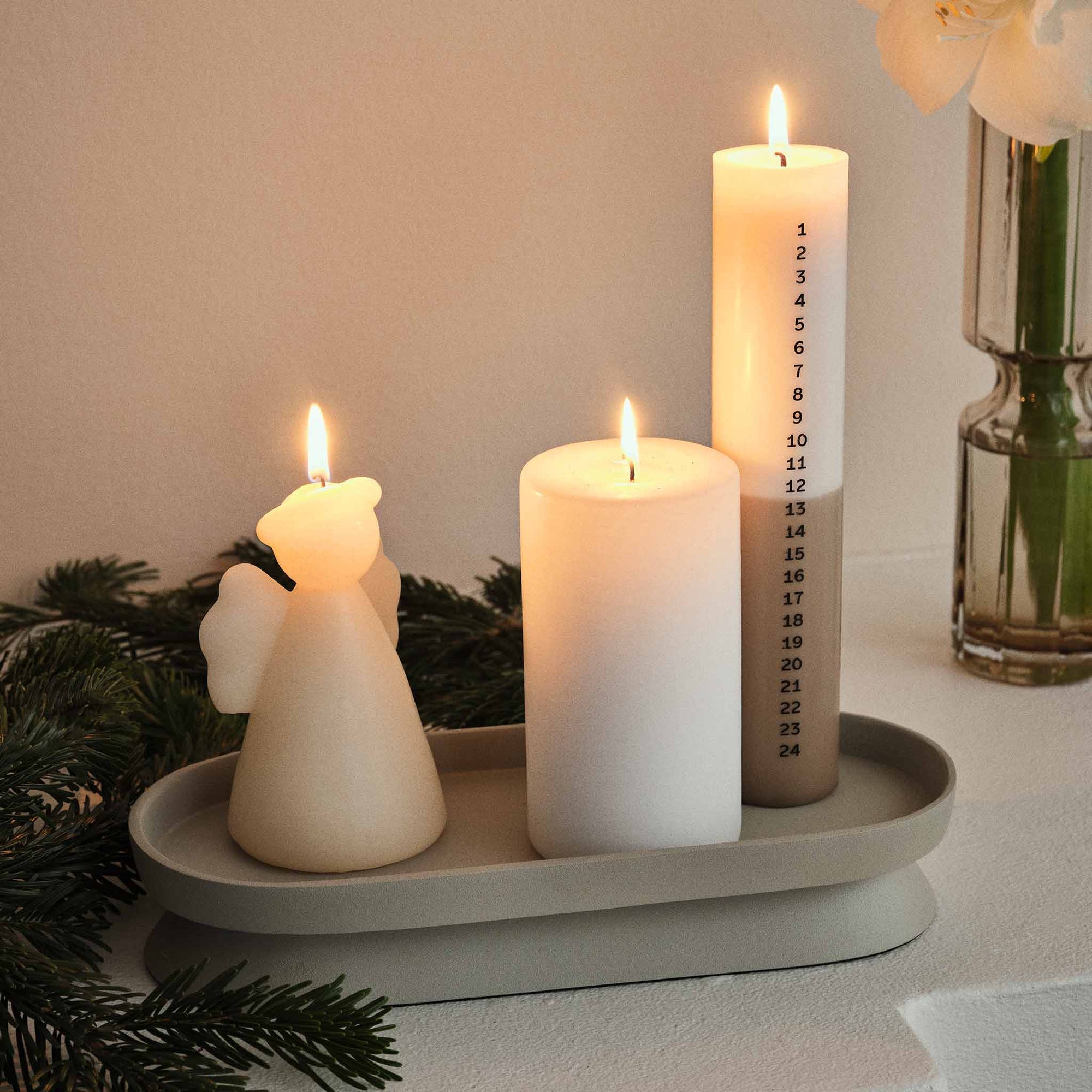 Broste Copenhagen（ブロステ・コペンハーゲン）は、1955年にデンマーク・コペンハーゲンで設立された、北欧デザインを代表するインテリアブランドのひとつです。創業以来、「暮らしに寄り添う上質なデザイン」をコンセプトに、自然から着想を得た柔らかな色彩や素材感を大切にしたコレクションを展開しています。トレンドに流されないタイムレスな美しさと実用性を兼ね備え、北欧ならではの穏やかで洗練された空間づくりをサポートします。クラフト感ある質感や素材選び、優れたディテールにより、住まいに心地よさと個性をもたらします。スカンジナビアの自然と都市生活を調和させるデザイン哲学のもと、Broste Copenhagenは現代的なライフスタイルに溶け込みながら、感性豊かな空間を演出します。北欧らしい温もりと美しさを取り入れたい方に、長く愛されるブランドです。