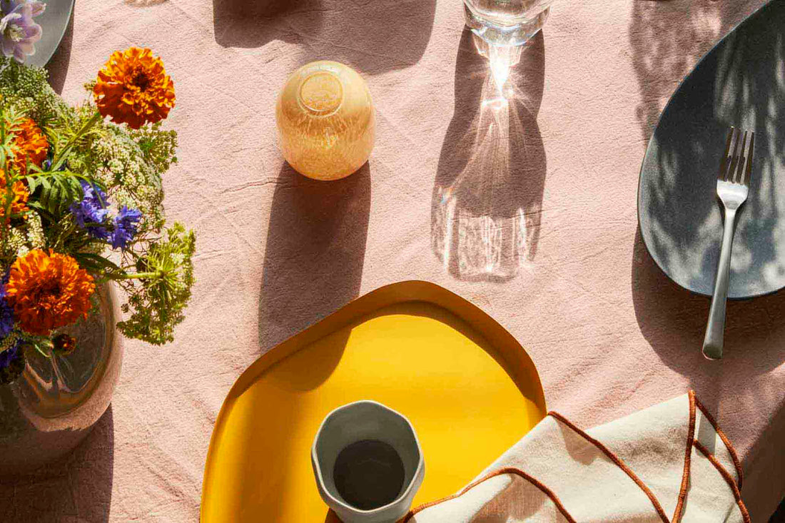 「BrosteCopenhagen」は1955年に設立された伝統的なデンマークのブランドです。キャンドルや食器や装飾品など昔からある物を尊重して、バランス良く現在のデザインを加え、今の生活に馴染む様な製品を作成しています。