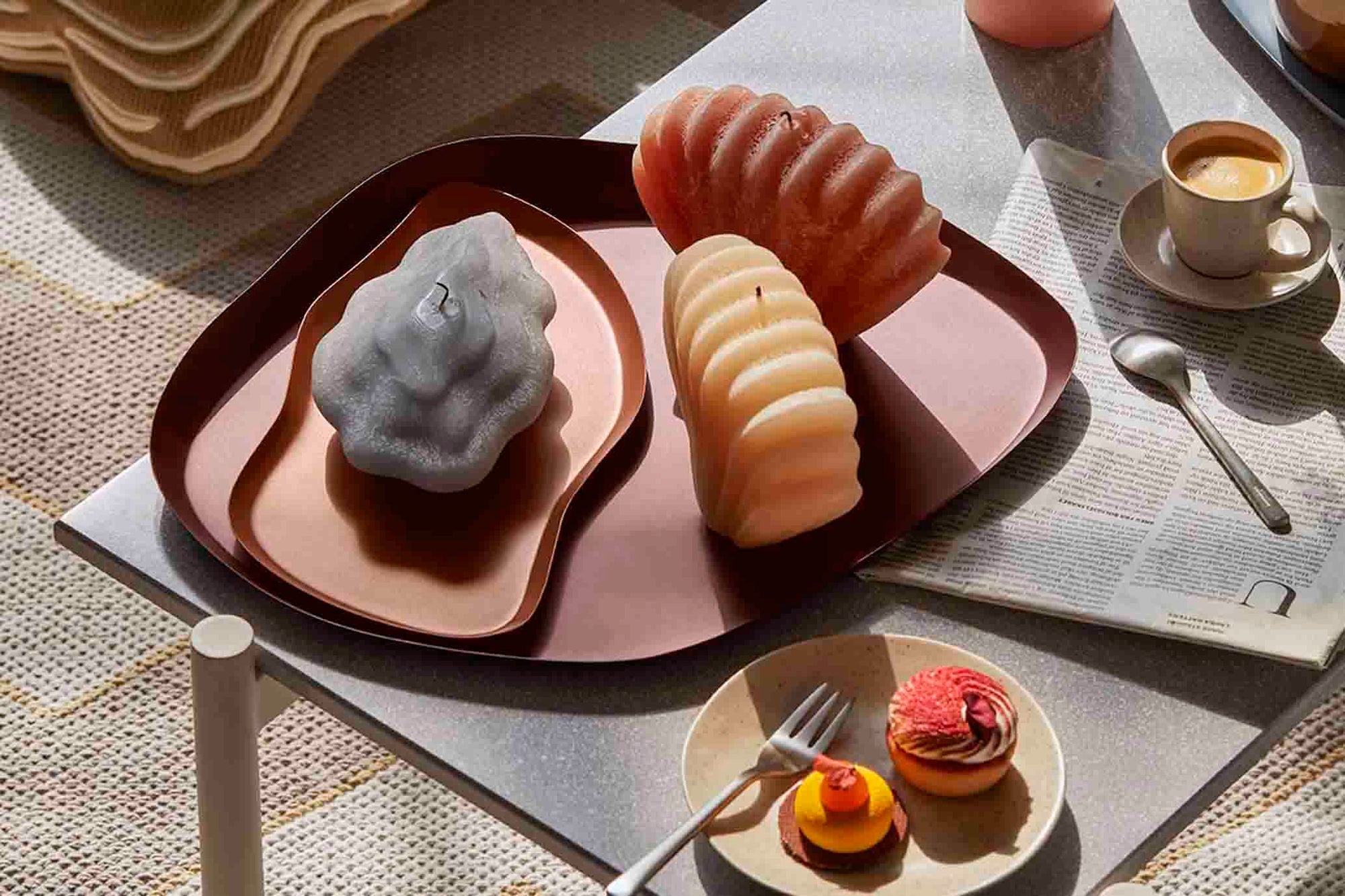 「BrosteCopenhagen」は1955年に設立された伝統的なデンマークのブランドです。キャンドルや食器や装飾品など昔からある物を尊重して、バランス良く現在のデザインを加え、今の生活に馴染む様な製品を作成しています。