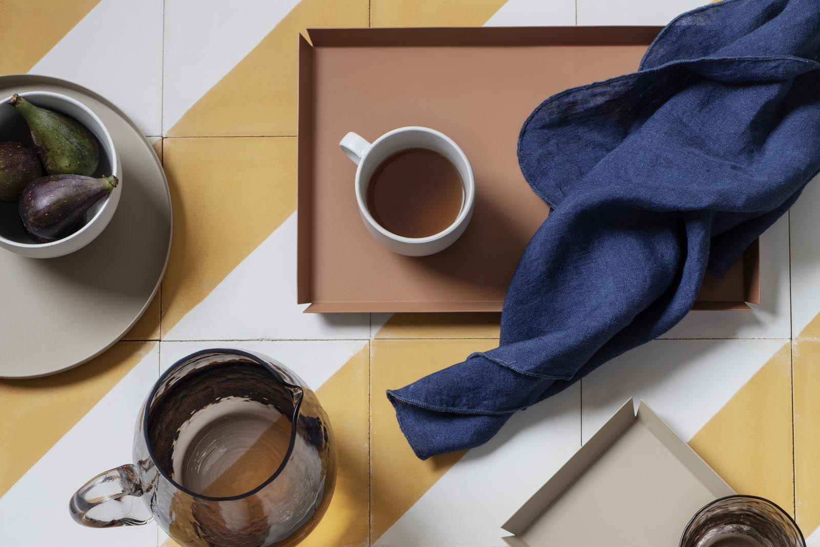 「BrosteCopenhagen」は1955年に設立された伝統的なデンマークのブランドです。キャンドルや食器や装飾品など昔からある物を尊重して、バランス良く現在のデザインを加え、今の生活に馴染む様な製品を作成しています。