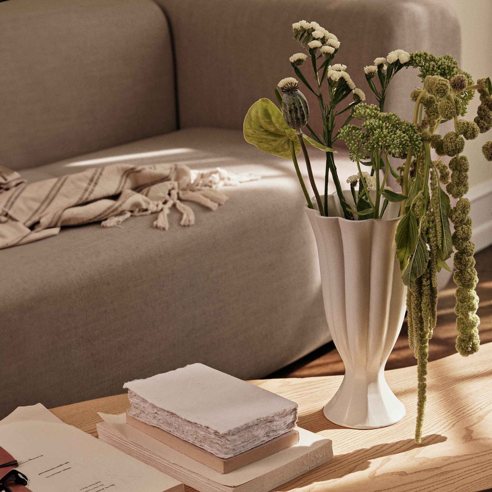 Broste Copenhagen（ブロステ・コペンハーゲン）は、1955年にデンマーク・コペンハーゲンで設立された、北欧デザインを代表するインテリアブランドのひとつです。創業以来、「暮らしに寄り添う上質なデザイン」をコンセプトに、自然から着想を得た柔らかな色彩や素材感を大切にしたコレクションを展開しています。トレンドに流されないタイムレスな美しさと実用性を兼ね備え、北欧ならではの穏やかで洗練された空間づくりをサポートします。クラフト感ある質感や素材選び、優れたディテールにより、住まいに心地よさと個性をもたらします。スカンジナビアの自然と都市生活を調和させるデザイン哲学のもと、Broste Copenhagenは現代的なライフスタイルに溶け込みながら、感性豊かな空間を演出します。北欧らしい温もりと美しさを取り入れたい方に、長く愛されるブランドです。