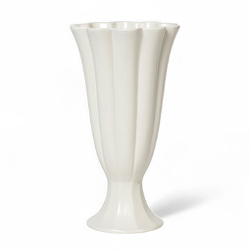 Broste Copenhagen（ブロステ・コペンハーゲン）は、1955年にデンマーク・コペンハーゲンで設立された、北欧デザインを代表するインテリアブランドのひとつです。創業以来、「暮らしに寄り添う上質なデザイン」をコンセプトに、自然から着想を得た柔らかな色彩や素材感を大切にしたコレクションを展開しています。トレンドに流されないタイムレスな美しさと実用性を兼ね備え、北欧ならではの穏やかで洗練された空間づくりをサポートします。クラフト感ある質感や素材選び、優れたディテールにより、住まいに心地よさと個性をもたらします。スカンジナビアの自然と都市生活を調和させるデザイン哲学のもと、Broste Copenhagenは現代的なライフスタイルに溶け込みながら、感性豊かな空間を演出します。北欧らしい温もりと美しさを取り入れたい方に、長く愛されるブランドです。