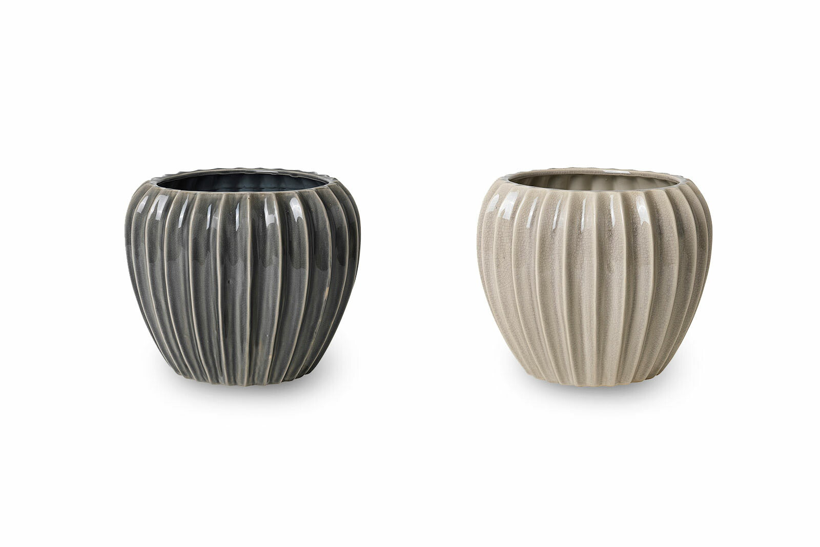 Broste Copenhagen（ブロステ・コペンハーゲン）は、1955年にデンマーク・コペンハーゲンで設立された、北欧デザインを代表するインテリアブランドのひとつです。創業以来、「暮らしに寄り添う上質なデザイン」をコンセプトに、自然から着想を得た柔らかな色彩や素材感を大切にしたコレクションを展開しています。トレンドに流されないタイムレスな美しさと実用性を兼ね備え、北欧ならではの穏やかで洗練された空間づくりをサポートします。クラフト感ある質感や素材選び、優れたディテールにより、住まいに心地よさと個性をもたらします。スカンジナビアの自然と都市生活を調和させるデザイン哲学のもと、Broste Copenhagenは現代的なライフスタイルに溶け込みながら、感性豊かな空間を演出します。北欧らしい温もりと美しさを取り入れたい方に、長く愛されるブランドです。