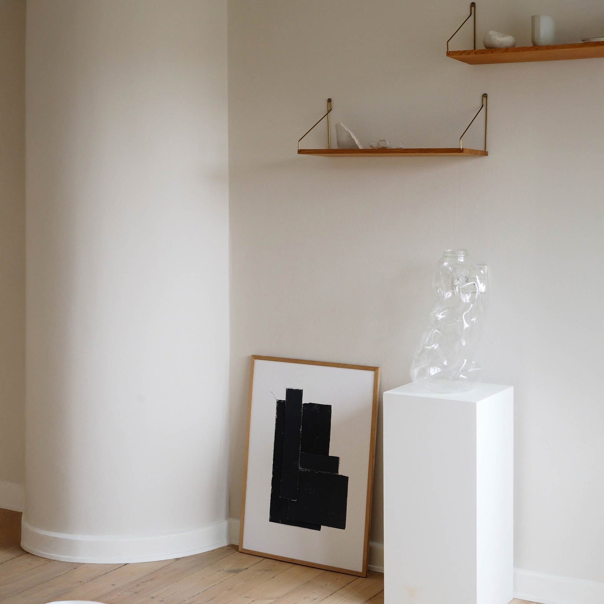 Atelier Cph（アトリエ・シーピーエイチ）は、デンマーク・コペンハーゲンを拠点とするデザインスタジオ兼アートブランドです。ミニマルで構築的なビジュアルを特徴とし、抽象アートやコラージュを中心としたアートポスターを多数手がけています。北欧デザインらしい洗練された感性とバランスの取れた構成美が魅力で、リビング、寝室、書斎、オフィスなど、あらゆる空間に調和と静けさをもたらします。幾何学的なモチーフを用いたアートは、ギャラリーウォールやモダンインテリアのアクセントにも最適。高品質な紙と印刷による仕上がりで、インテリアとしての完成度も高く評価されています。北欧アートポスター、現代アート、ミニマルデザイン、韓国インテリアなど、幅広いスタイルにマッチするスタイリッシュなアートを探している方におすすめです。