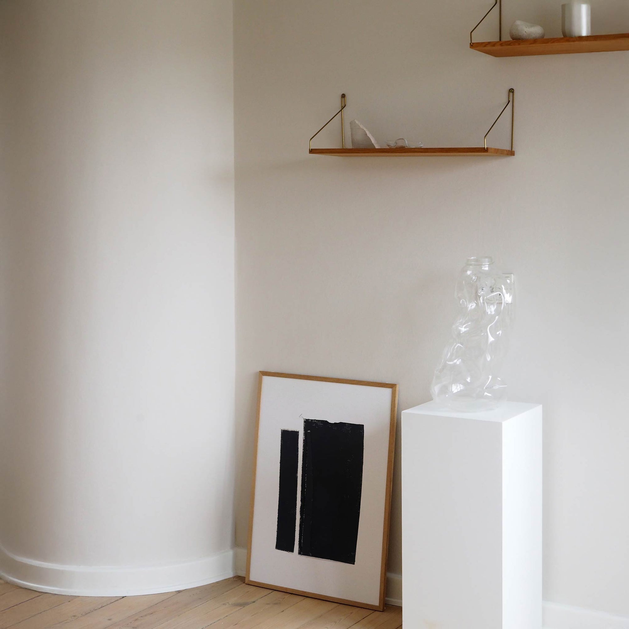 Atelier Cph（アトリエ・シーピーエイチ）は、デンマーク・コペンハーゲンを拠点とするデザインスタジオ兼アートブランドです。ミニマルで構築的なビジュアルを特徴とし、抽象アートやコラージュを中心としたアートポスターを多数手がけています。北欧デザインらしい洗練された感性とバランスの取れた構成美が魅力で、リビング、寝室、書斎、オフィスなど、あらゆる空間に調和と静けさをもたらします。幾何学的なモチーフを用いたアートは、ギャラリーウォールやモダンインテリアのアクセントにも最適。高品質な紙と印刷による仕上がりで、インテリアとしての完成度も高く評価されています。北欧アートポスター、現代アート、ミニマルデザイン、韓国インテリアなど、幅広いスタイルにマッチするスタイリッシュなアートを探している方におすすめです。