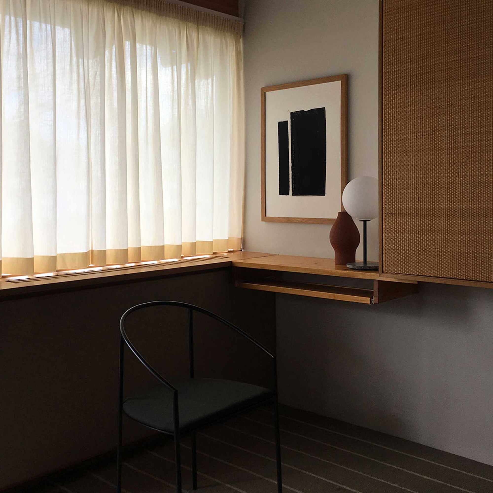 Atelier Cph（アトリエ・シーピーエイチ）は、デンマーク・コペンハーゲンを拠点とするデザインスタジオ兼アートブランドです。ミニマルで構築的なビジュアルを特徴とし、抽象アートやコラージュを中心としたアートポスターを多数手がけています。北欧デザインらしい洗練された感性とバランスの取れた構成美が魅力で、リビング、寝室、書斎、オフィスなど、あらゆる空間に調和と静けさをもたらします。幾何学的なモチーフを用いたアートは、ギャラリーウォールやモダンインテリアのアクセントにも最適。高品質な紙と印刷による仕上がりで、インテリアとしての完成度も高く評価されています。北欧アートポスター、現代アート、ミニマルデザイン、韓国インテリアなど、幅広いスタイルにマッチするスタイリッシュなアートを探している方におすすめです。