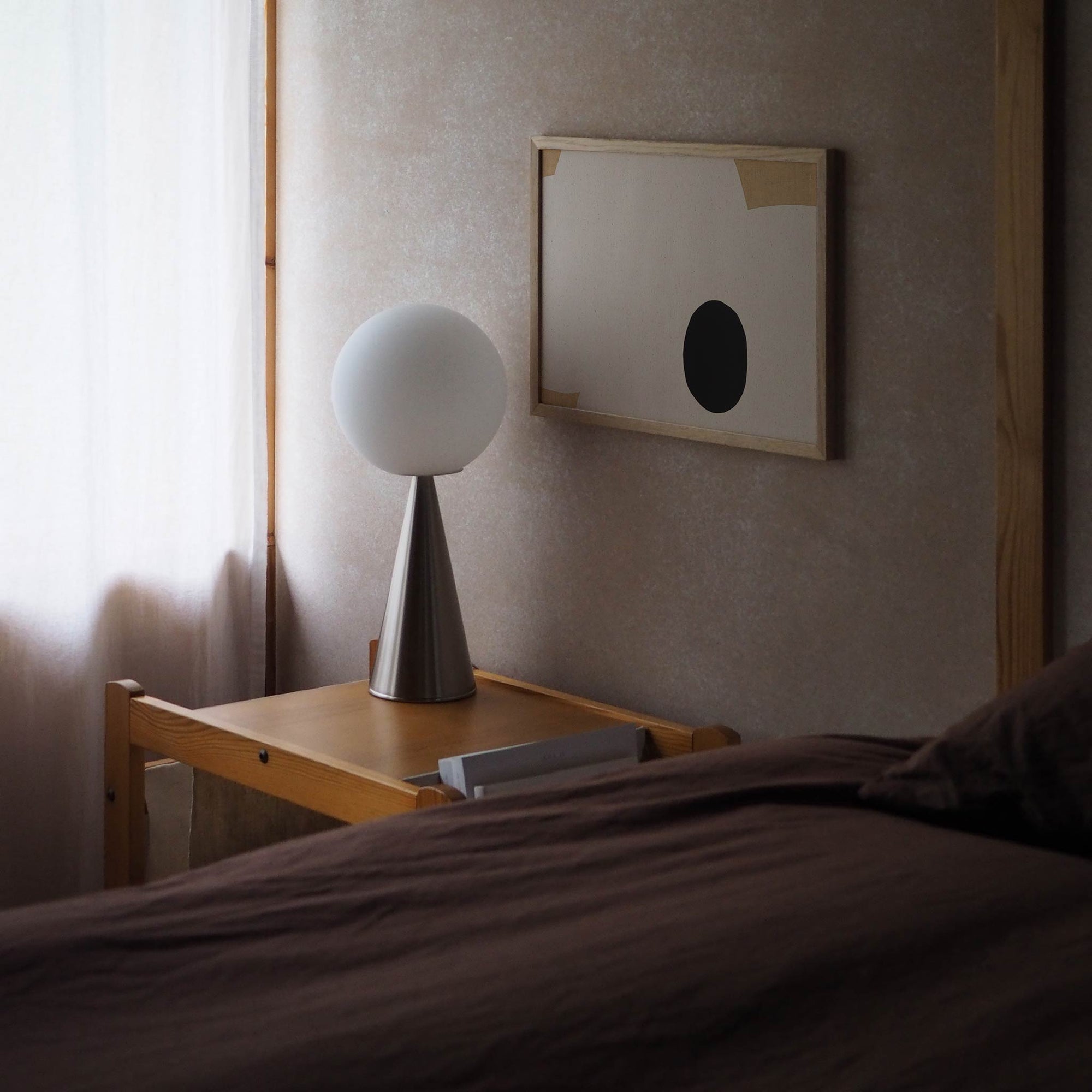 Atelier Cph（アトリエ・シーピーエイチ）は、デンマーク・コペンハーゲンを拠点とするデザインスタジオ兼アートブランドです。ミニマルで構築的なビジュアルを特徴とし、抽象アートやコラージュを中心としたアートポスターを多数手がけています。北欧デザインらしい洗練された感性とバランスの取れた構成美が魅力で、リビング、寝室、書斎、オフィスなど、あらゆる空間に調和と静けさをもたらします。幾何学的なモチーフを用いたアートは、ギャラリーウォールやモダンインテリアのアクセントにも最適。高品質な紙と印刷による仕上がりで、インテリアとしての完成度も高く評価されています。北欧アートポスター、現代アート、ミニマルデザイン、韓国インテリアなど、幅広いスタイルにマッチするスタイリッシュなアートを探している方におすすめです。