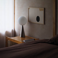 Atelier Cph（アトリエ・シーピーエイチ）は、デンマーク・コペンハーゲンを拠点とするデザインスタジオ兼アートブランドです。ミニマルで構築的なビジュアルを特徴とし、抽象アートやコラージュを中心としたアートポスターを多数手がけています。北欧デザインらしい洗練された感性とバランスの取れた構成美が魅力で、リビング、寝室、書斎、オフィスなど、あらゆる空間に調和と静けさをもたらします。幾何学的なモチーフを用いたアートは、ギャラリーウォールやモダンインテリアのアクセントにも最適。高品質な紙と印刷による仕上がりで、インテリアとしての完成度も高く評価されています。北欧アートポスター、現代アート、ミニマルデザイン、韓国インテリアなど、幅広いスタイルにマッチするスタイリッシュなアートを探している方におすすめです。