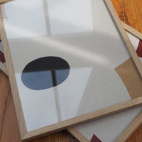 Atelier Cph（アトリエ・シーピーエイチ）は、デンマーク・コペンハーゲンを拠点とするデザインスタジオ兼アートブランドです。ミニマルで構築的なビジュアルを特徴とし、抽象アートやコラージュを中心としたアートポスターを多数手がけています。北欧デザインらしい洗練された感性とバランスの取れた構成美が魅力で、リビング、寝室、書斎、オフィスなど、あらゆる空間に調和と静けさをもたらします。幾何学的なモチーフを用いたアートは、ギャラリーウォールやモダンインテリアのアクセントにも最適。高品質な紙と印刷による仕上がりで、インテリアとしての完成度も高く評価されています。北欧アートポスター、現代アート、ミニマルデザイン、韓国インテリアなど、幅広いスタイルにマッチするスタイリッシュなアートを探している方におすすめです。