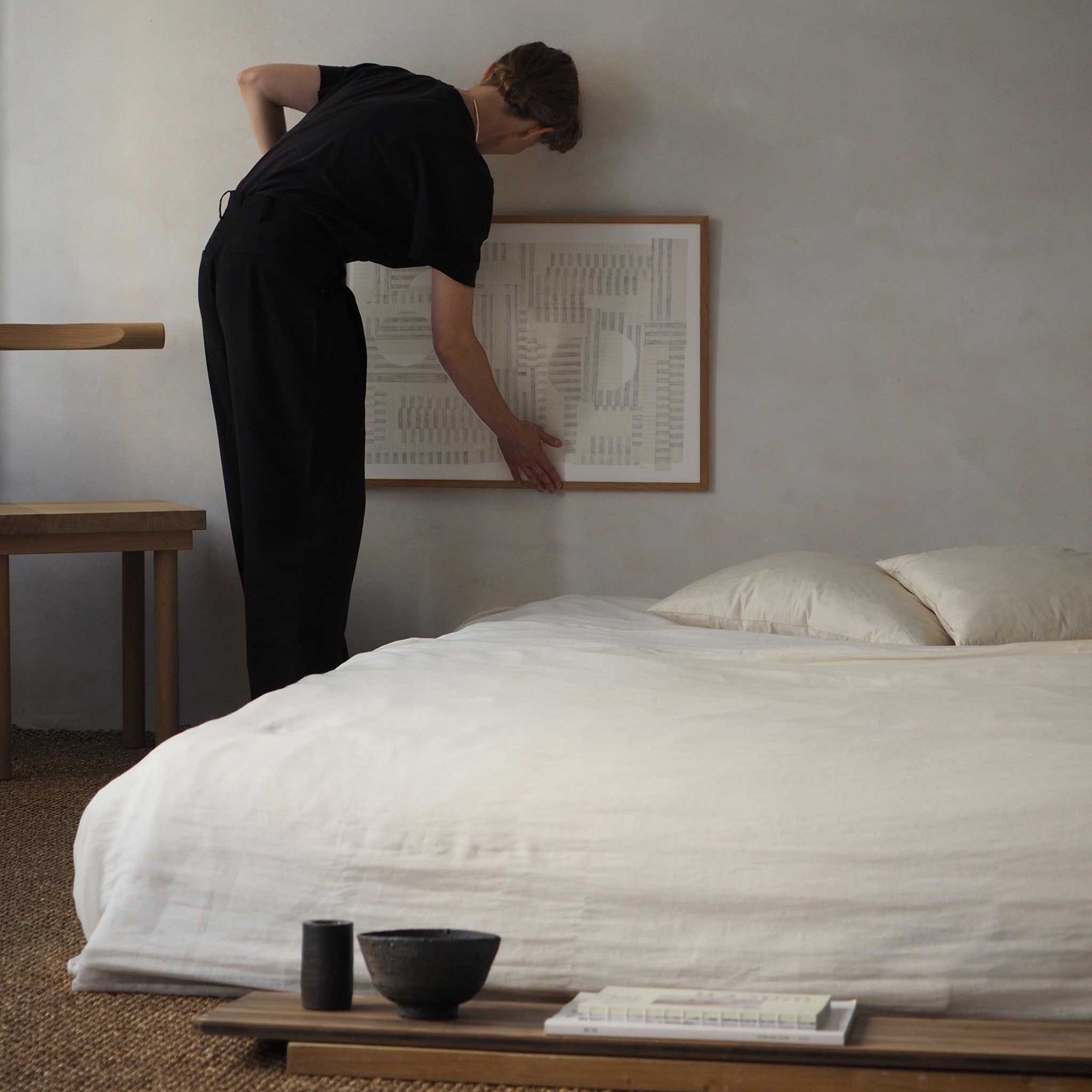 Atelier Cph（アトリエ・シーピーエイチ）は、デンマーク・コペンハーゲンを拠点とするデザインスタジオ兼アートブランドです。ミニマルで構築的なビジュアルを特徴とし、抽象アートやコラージュを中心としたアートポスターを多数手がけています。北欧デザインらしい洗練された感性とバランスの取れた構成美が魅力で、リビング、寝室、書斎、オフィスなど、あらゆる空間に調和と静けさをもたらします。幾何学的なモチーフを用いたアートは、ギャラリーウォールやモダンインテリアのアクセントにも最適。高品質な紙と印刷による仕上がりで、インテリアとしての完成度も高く評価されています。北欧アートポスター、現代アート、ミニマルデザイン、韓国インテリアなど、幅広いスタイルにマッチするスタイリッシュなアートを探している方におすすめです。