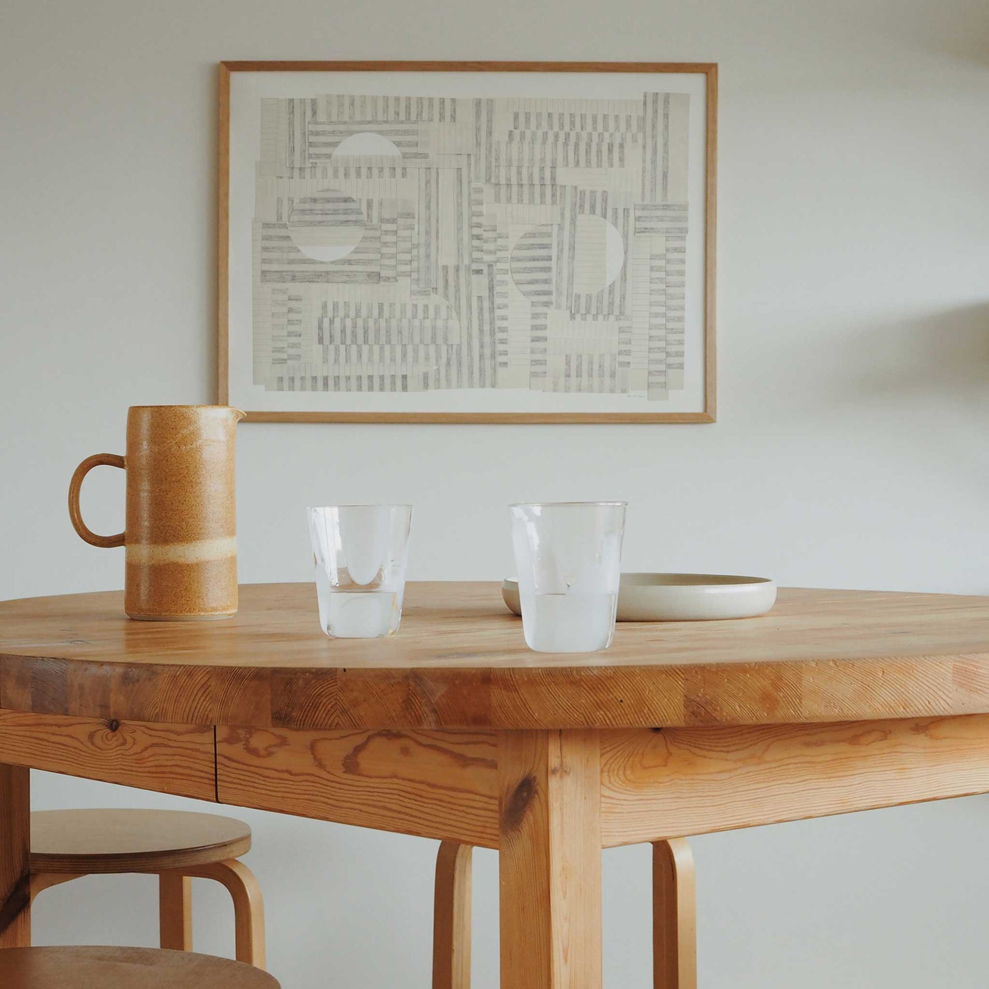 Atelier Cph（アトリエ・シーピーエイチ）は、デンマーク・コペンハーゲンを拠点とするデザインスタジオ兼アートブランドです。ミニマルで構築的なビジュアルを特徴とし、抽象アートやコラージュを中心としたアートポスターを多数手がけています。北欧デザインらしい洗練された感性とバランスの取れた構成美が魅力で、リビング、寝室、書斎、オフィスなど、あらゆる空間に調和と静けさをもたらします。幾何学的なモチーフを用いたアートは、ギャラリーウォールやモダンインテリアのアクセントにも最適。高品質な紙と印刷による仕上がりで、インテリアとしての完成度も高く評価されています。北欧アートポスター、現代アート、ミニマルデザイン、韓国インテリアなど、幅広いスタイルにマッチするスタイリッシュなアートを探している方におすすめです。