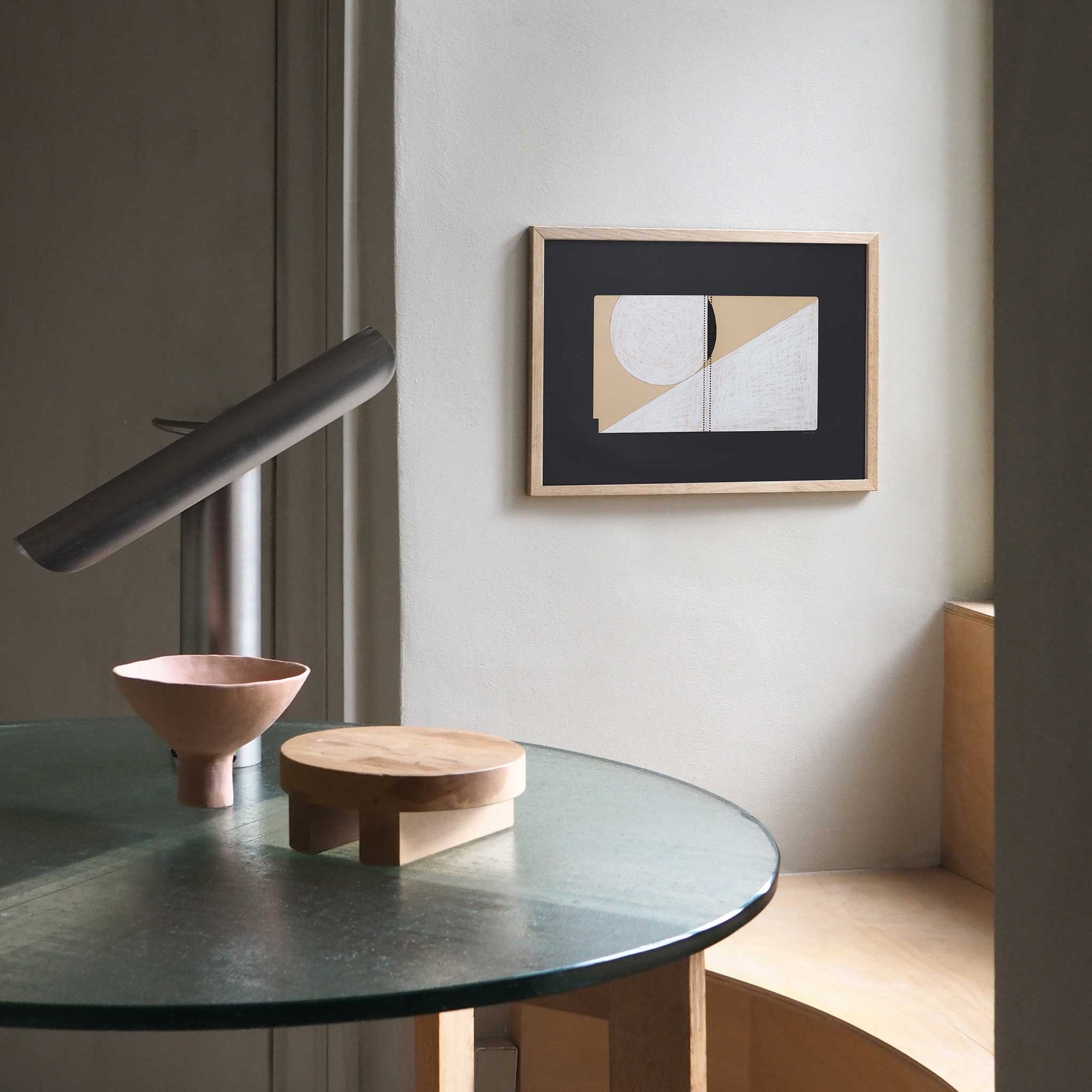 Atelier Cph（アトリエ・シーピーエイチ）は、デンマーク・コペンハーゲンを拠点とするデザインスタジオ兼アートブランドです。ミニマルで構築的なビジュアルを特徴とし、抽象アートやコラージュを中心としたアートポスターを多数手がけています。北欧デザインらしい洗練された感性とバランスの取れた構成美が魅力で、リビング、寝室、書斎、オフィスなど、あらゆる空間に調和と静けさをもたらします。幾何学的なモチーフを用いたアートは、ギャラリーウォールやモダンインテリアのアクセントにも最適。高品質な紙と印刷による仕上がりで、インテリアとしての完成度も高く評価されています。北欧アートポスター、現代アート、ミニマルデザイン、韓国インテリアなど、幅広いスタイルにマッチするスタイリッシュなアートを探している方におすすめです。