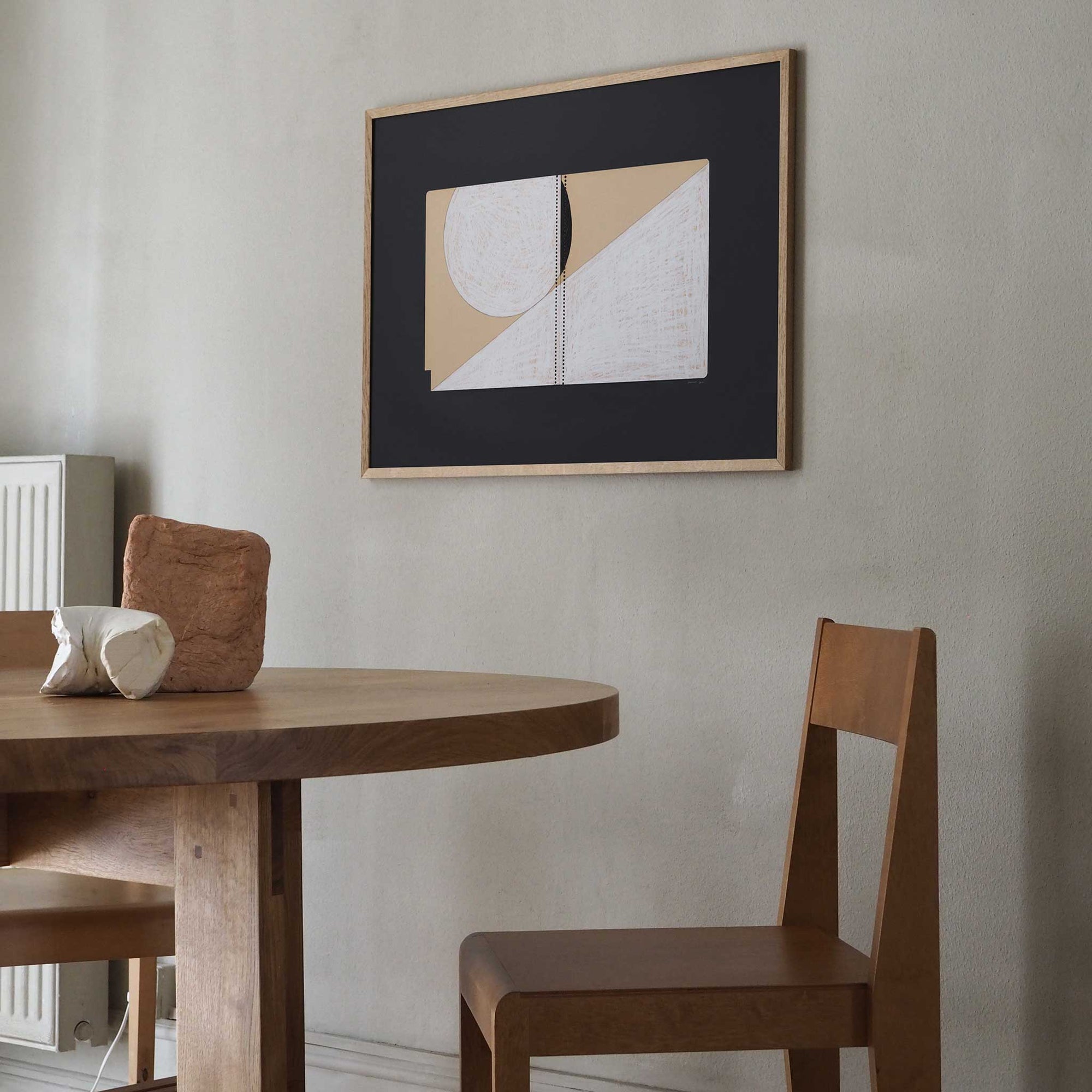 Atelier Cph（アトリエ・シーピーエイチ）は、デンマーク・コペンハーゲンを拠点とするデザインスタジオ兼アートブランドです。ミニマルで構築的なビジュアルを特徴とし、抽象アートやコラージュを中心としたアートポスターを多数手がけています。北欧デザインらしい洗練された感性とバランスの取れた構成美が魅力で、リビング、寝室、書斎、オフィスなど、あらゆる空間に調和と静けさをもたらします。幾何学的なモチーフを用いたアートは、ギャラリーウォールやモダンインテリアのアクセントにも最適。高品質な紙と印刷による仕上がりで、インテリアとしての完成度も高く評価されています。北欧アートポスター、現代アート、ミニマルデザイン、韓国インテリアなど、幅広いスタイルにマッチするスタイリッシュなアートを探している方におすすめです。