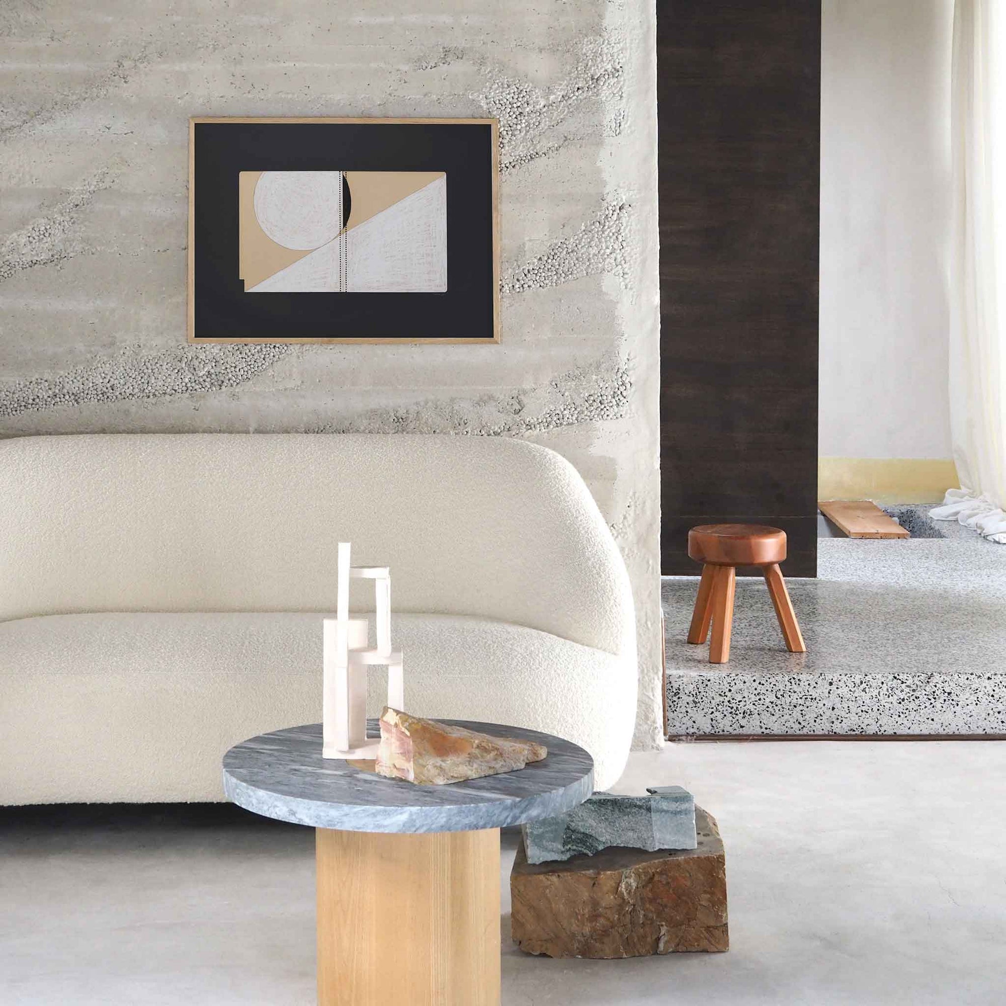 Atelier Cph（アトリエ・シーピーエイチ）は、デンマーク・コペンハーゲンを拠点とするデザインスタジオ兼アートブランドです。ミニマルで構築的なビジュアルを特徴とし、抽象アートやコラージュを中心としたアートポスターを多数手がけています。北欧デザインらしい洗練された感性とバランスの取れた構成美が魅力で、リビング、寝室、書斎、オフィスなど、あらゆる空間に調和と静けさをもたらします。幾何学的なモチーフを用いたアートは、ギャラリーウォールやモダンインテリアのアクセントにも最適。高品質な紙と印刷による仕上がりで、インテリアとしての完成度も高く評価されています。北欧アートポスター、現代アート、ミニマルデザイン、韓国インテリアなど、幅広いスタイルにマッチするスタイリッシュなアートを探している方におすすめです。