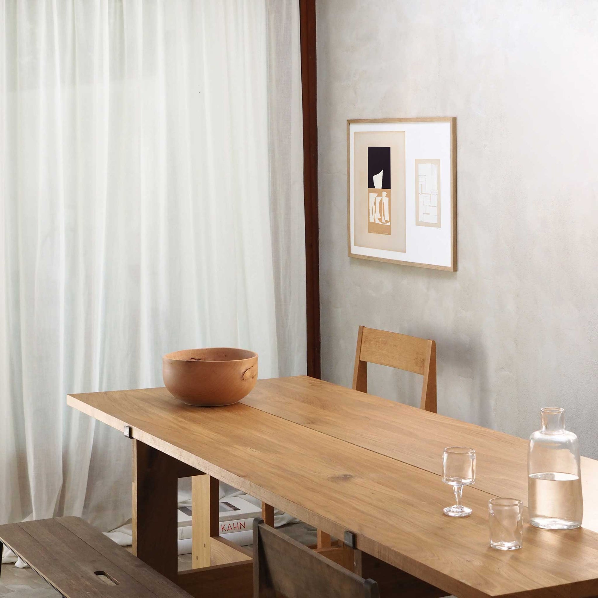 ATELIER CPHはデンマークのクリエイティブスタジオです。"トレンド予報のSARA"と"アートディレクターのMANDY"によって2012年に設立され、革新的なアイテムを発表しています。こちらのポスターコレクションは、生地を異なる抽象的な形と幾何学的な形にカットし、布のテクスチャを感じられる様にデンマークの写真家"Jonas"によってHasselbladのカメラで撮影されています。これらは、コペンハーゲン中心部の古いビスケット工場で作成されています。