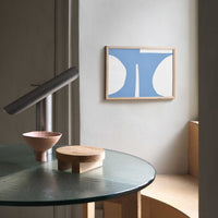 Atelier Cph（アトリエ・シーピーエイチ）は、デンマーク・コペンハーゲンを拠点とするデザインスタジオ兼アートブランドです。ミニマルで構築的なビジュアルを特徴とし、抽象アートやコラージュを中心としたアートポスターを多数手がけています。北欧デザインらしい洗練された感性とバランスの取れた構成美が魅力で、リビング、寝室、書斎、オフィスなど、あらゆる空間に調和と静けさをもたらします。幾何学的なモチーフを用いたアートは、ギャラリーウォールやモダンインテリアのアクセントにも最適。高品質な紙と印刷による仕上がりで、インテリアとしての完成度も高く評価されています。北欧アートポスター、現代アート、ミニマルデザイン、韓国インテリアなど、幅広いスタイルにマッチするスタイリッシュなアートを探している方におすすめです。