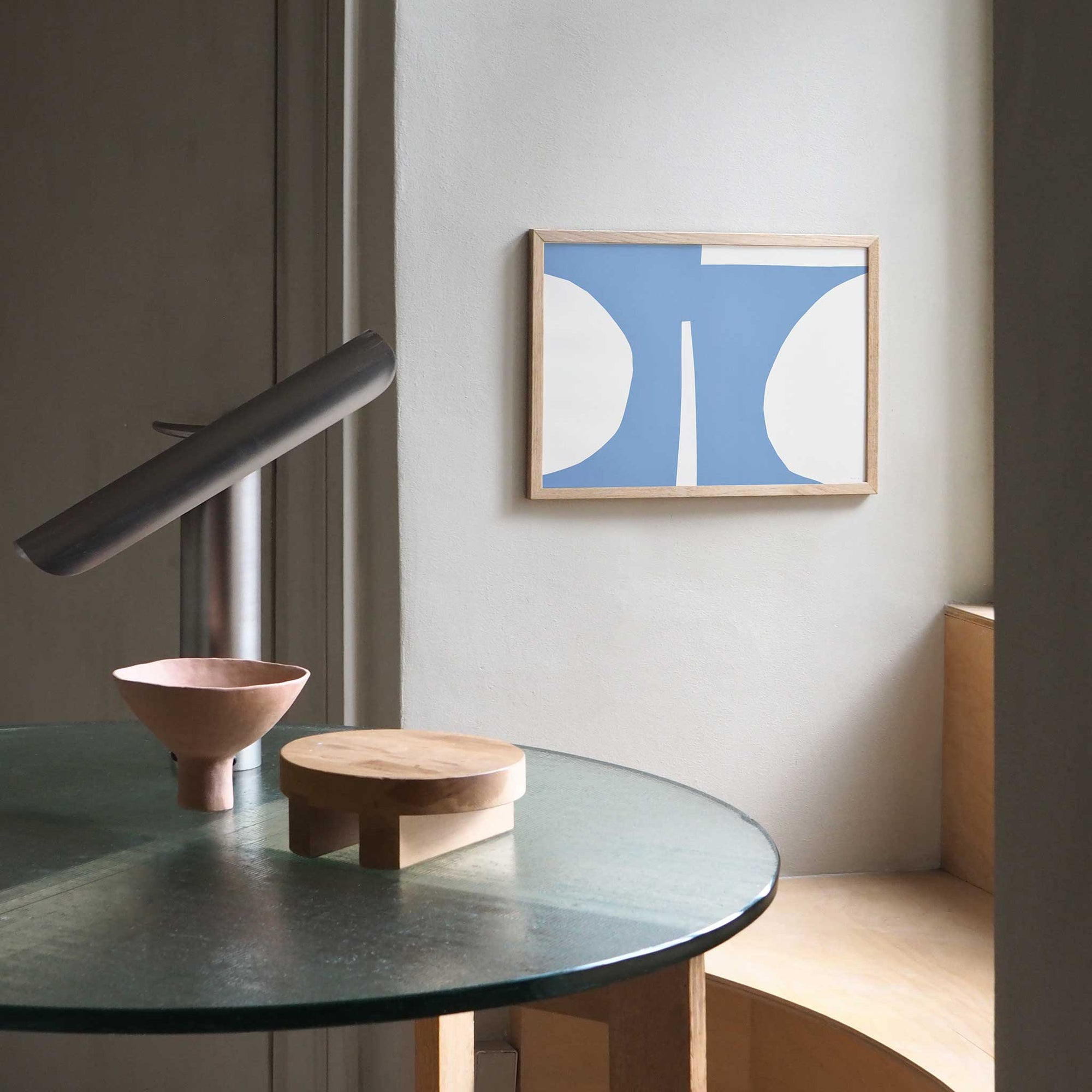 Atelier Cph（アトリエ・シーピーエイチ）は、デンマーク・コペンハーゲンを拠点とするデザインスタジオ兼アートブランドです。ミニマルで構築的なビジュアルを特徴とし、抽象アートやコラージュを中心としたアートポスターを多数手がけています。北欧デザインらしい洗練された感性とバランスの取れた構成美が魅力で、リビング、寝室、書斎、オフィスなど、あらゆる空間に調和と静けさをもたらします。幾何学的なモチーフを用いたアートは、ギャラリーウォールやモダンインテリアのアクセントにも最適。高品質な紙と印刷による仕上がりで、インテリアとしての完成度も高く評価されています。北欧アートポスター、現代アート、ミニマルデザイン、韓国インテリアなど、幅広いスタイルにマッチするスタイリッシュなアートを探している方におすすめです。