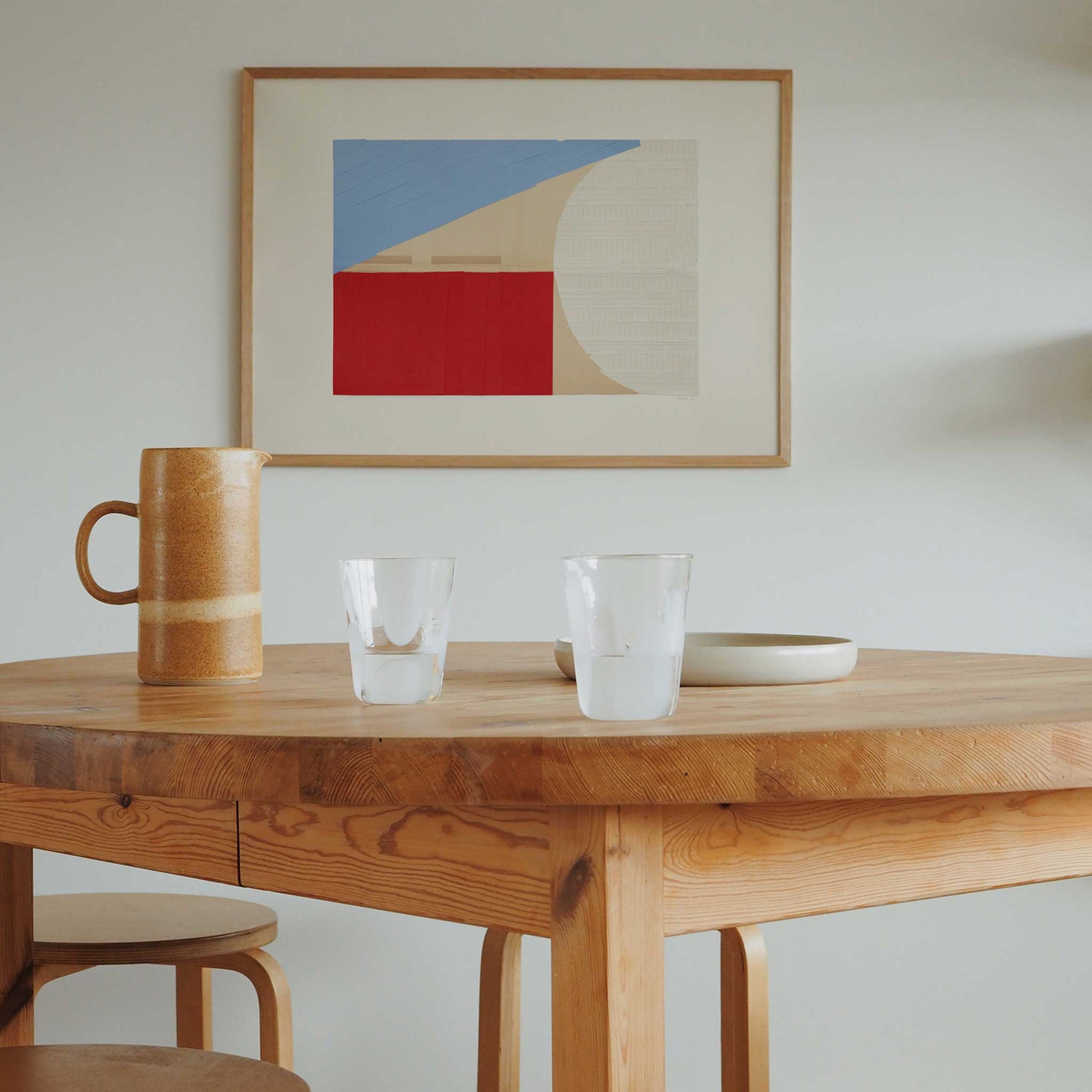 Atelier Cph（アトリエ・シーピーエイチ）は、デンマーク・コペンハーゲンを拠点とするデザインスタジオ兼アートブランドです。ミニマルで構築的なビジュアルを特徴とし、抽象アートやコラージュを中心としたアートポスターを多数手がけています。北欧デザインらしい洗練された感性とバランスの取れた構成美が魅力で、リビング、寝室、書斎、オフィスなど、あらゆる空間に調和と静けさをもたらします。幾何学的なモチーフを用いたアートは、ギャラリーウォールやモダンインテリアのアクセントにも最適。高品質な紙と印刷による仕上がりで、インテリアとしての完成度も高く評価されています。北欧アートポスター、現代アート、ミニマルデザイン、韓国インテリアなど、幅広いスタイルにマッチするスタイリッシュなアートを探している方におすすめです。