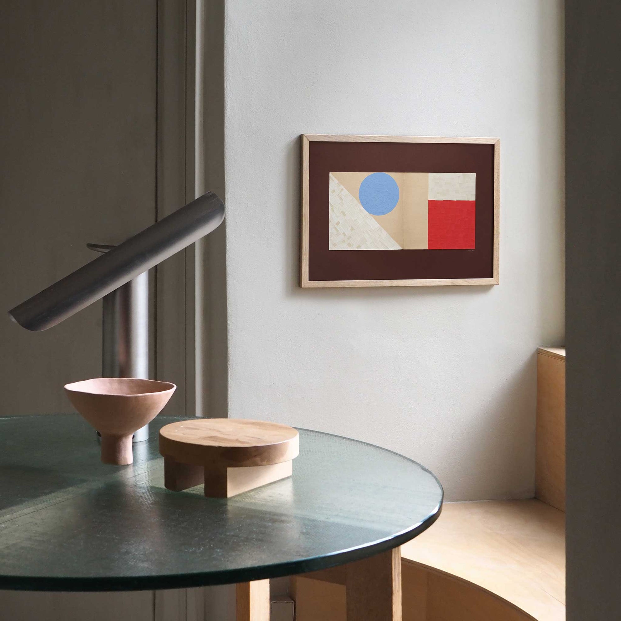 Atelier Cph（アトリエ・シーピーエイチ）は、デンマーク・コペンハーゲンを拠点とするデザインスタジオ兼アートブランドです。ミニマルで構築的なビジュアルを特徴とし、抽象アートやコラージュを中心としたアートポスターを多数手がけています。北欧デザインらしい洗練された感性とバランスの取れた構成美が魅力で、リビング、寝室、書斎、オフィスなど、あらゆる空間に調和と静けさをもたらします。幾何学的なモチーフを用いたアートは、ギャラリーウォールやモダンインテリアのアクセントにも最適。高品質な紙と印刷による仕上がりで、インテリアとしての完成度も高く評価されています。北欧アートポスター、現代アート、ミニマルデザイン、韓国インテリアなど、幅広いスタイルにマッチするスタイリッシュなアートを探している方におすすめです。