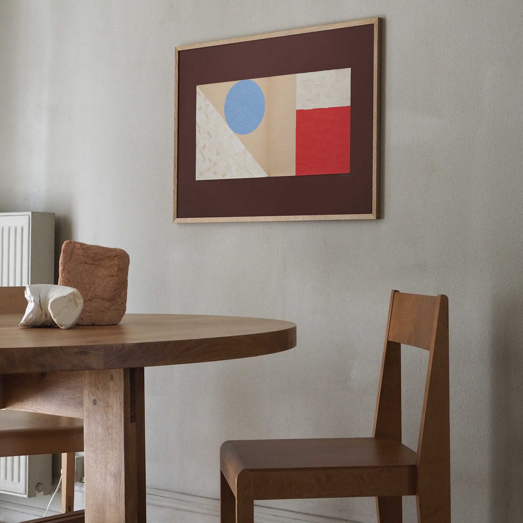 ATELIER CPHはデンマークのクリエイティブスタジオです。"トレンド予報のSARA"と"アートディレクターのMANDY"によって2012年に設立され、革新的なアイテムを発表しています。こちらのポスターコレクションは、生地を異なる抽象的な形と幾何学的な形にカットし、布のテクスチャを感じられる様にデンマークの写真家"Jonas"によってHasselbladのカメラで撮影されています。これらは、コペンハーゲン中心部の古いビスケット工場で作成されています。