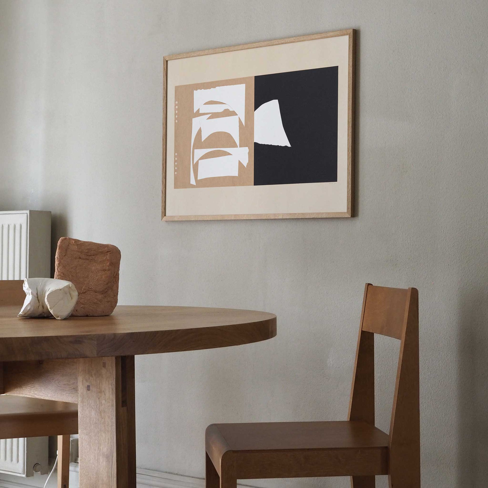 Atelier Cph（アトリエ・シーピーエイチ）は、デンマーク・コペンハーゲンを拠点とするデザインスタジオ兼アートブランドです。ミニマルで構築的なビジュアルを特徴とし、抽象アートやコラージュを中心としたアートポスターを多数手がけています。北欧デザインらしい洗練された感性とバランスの取れた構成美が魅力で、リビング、寝室、書斎、オフィスなど、あらゆる空間に調和と静けさをもたらします。幾何学的なモチーフを用いたアートは、ギャラリーウォールやモダンインテリアのアクセントにも最適。高品質な紙と印刷による仕上がりで、インテリアとしての完成度も高く評価されています。北欧アートポスター、現代アート、ミニマルデザイン、韓国インテリアなど、幅広いスタイルにマッチするスタイリッシュなアートを探している方におすすめです。