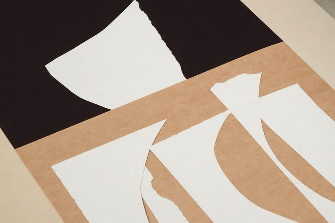 Atelier Cph（アトリエ・シーピーエイチ）は、デンマーク・コペンハーゲンを拠点とするデザインスタジオ兼アートブランドです。ミニマルで構築的なビジュアルを特徴とし、抽象アートやコラージュを中心としたアートポスターを多数手がけています。北欧デザインらしい洗練された感性とバランスの取れた構成美が魅力で、リビング、寝室、書斎、オフィスなど、あらゆる空間に調和と静けさをもたらします。幾何学的なモチーフを用いたアートは、ギャラリーウォールやモダンインテリアのアクセントにも最適。高品質な紙と印刷による仕上がりで、インテリアとしての完成度も高く評価されています。北欧アートポスター、現代アート、ミニマルデザイン、韓国インテリアなど、幅広いスタイルにマッチするスタイリッシュなアートを探している方におすすめです。